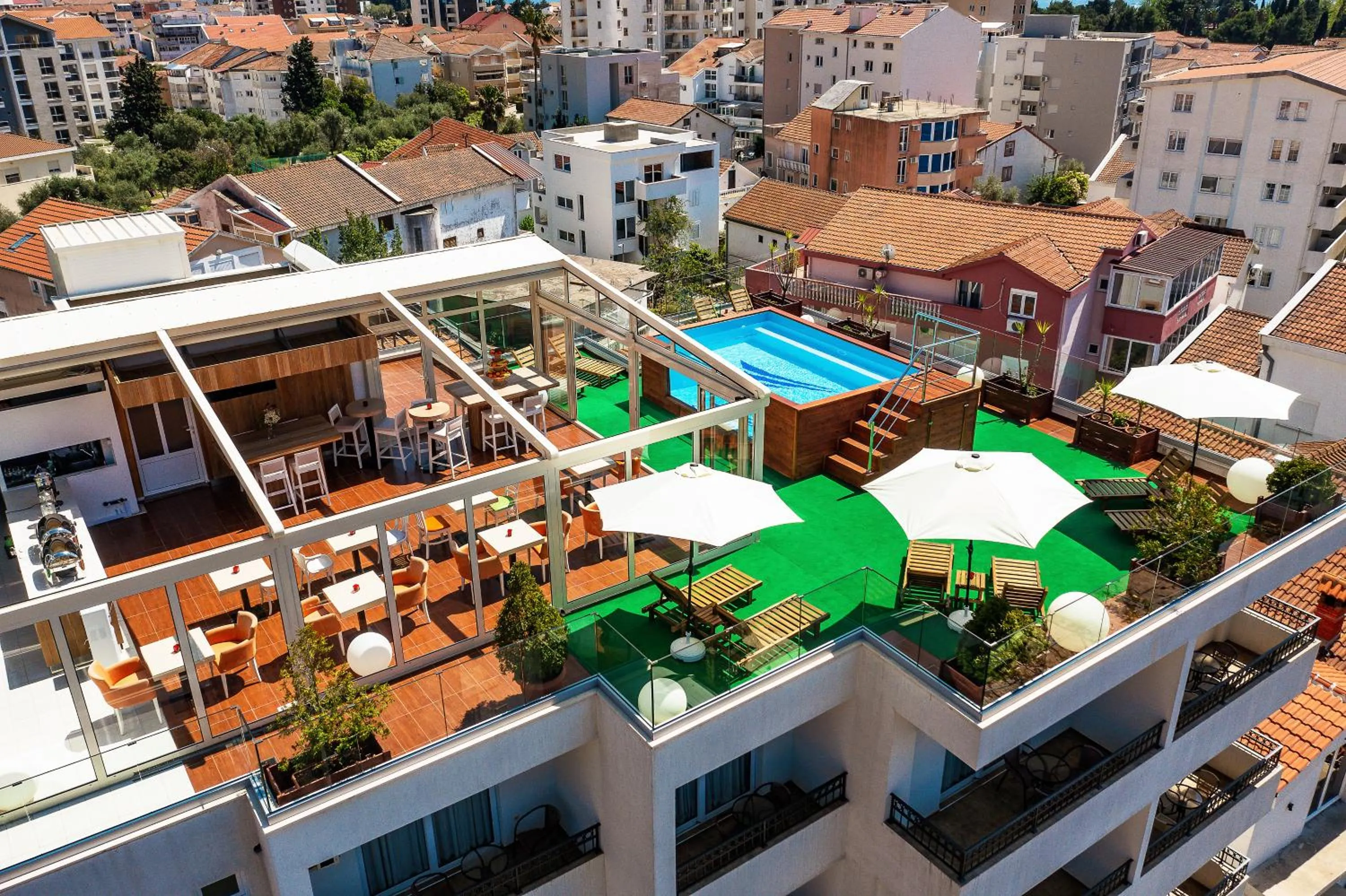 Swimming pool in Villa Skyprime