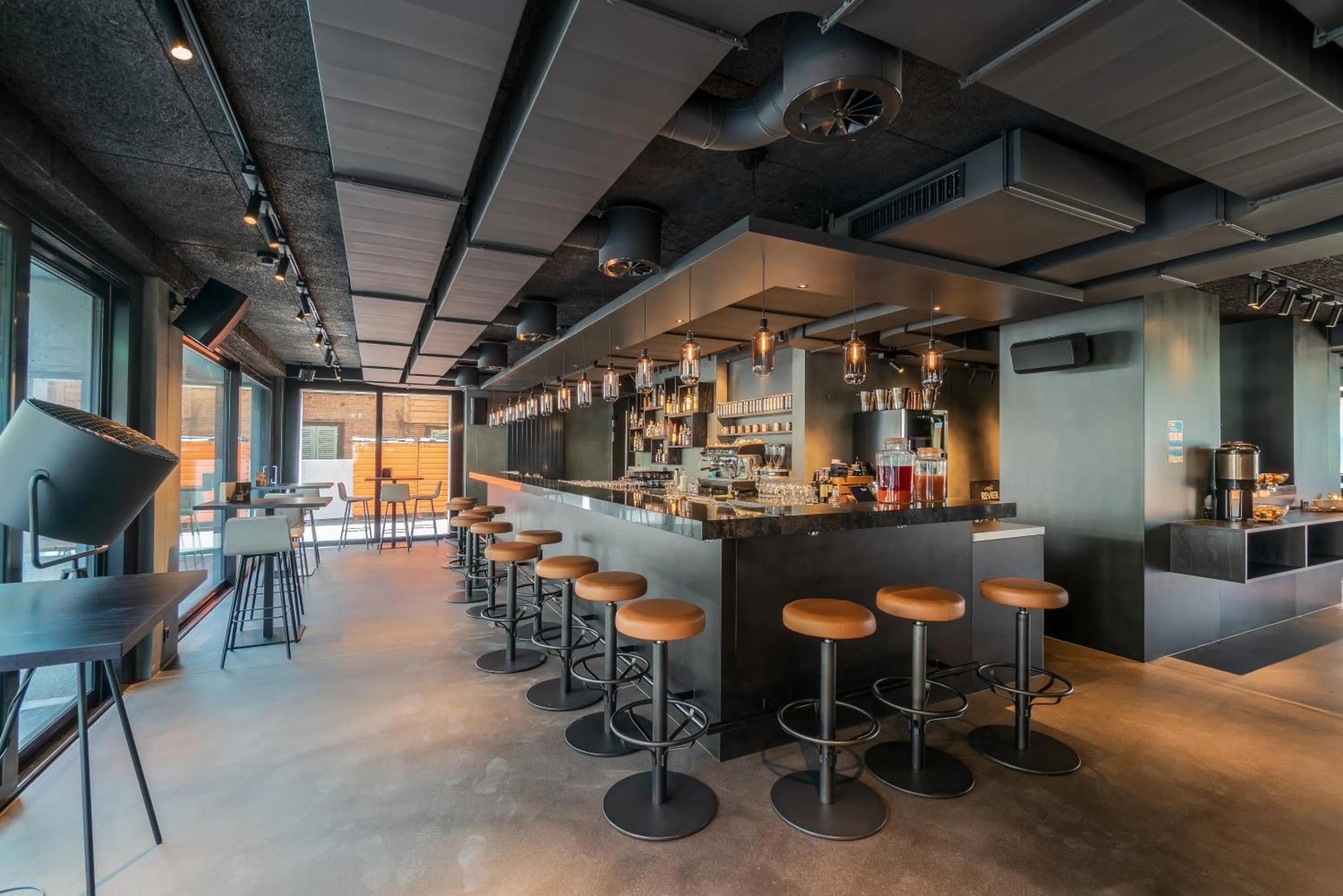 Lounge or bar in Revier Mountain Lodge Adelboden