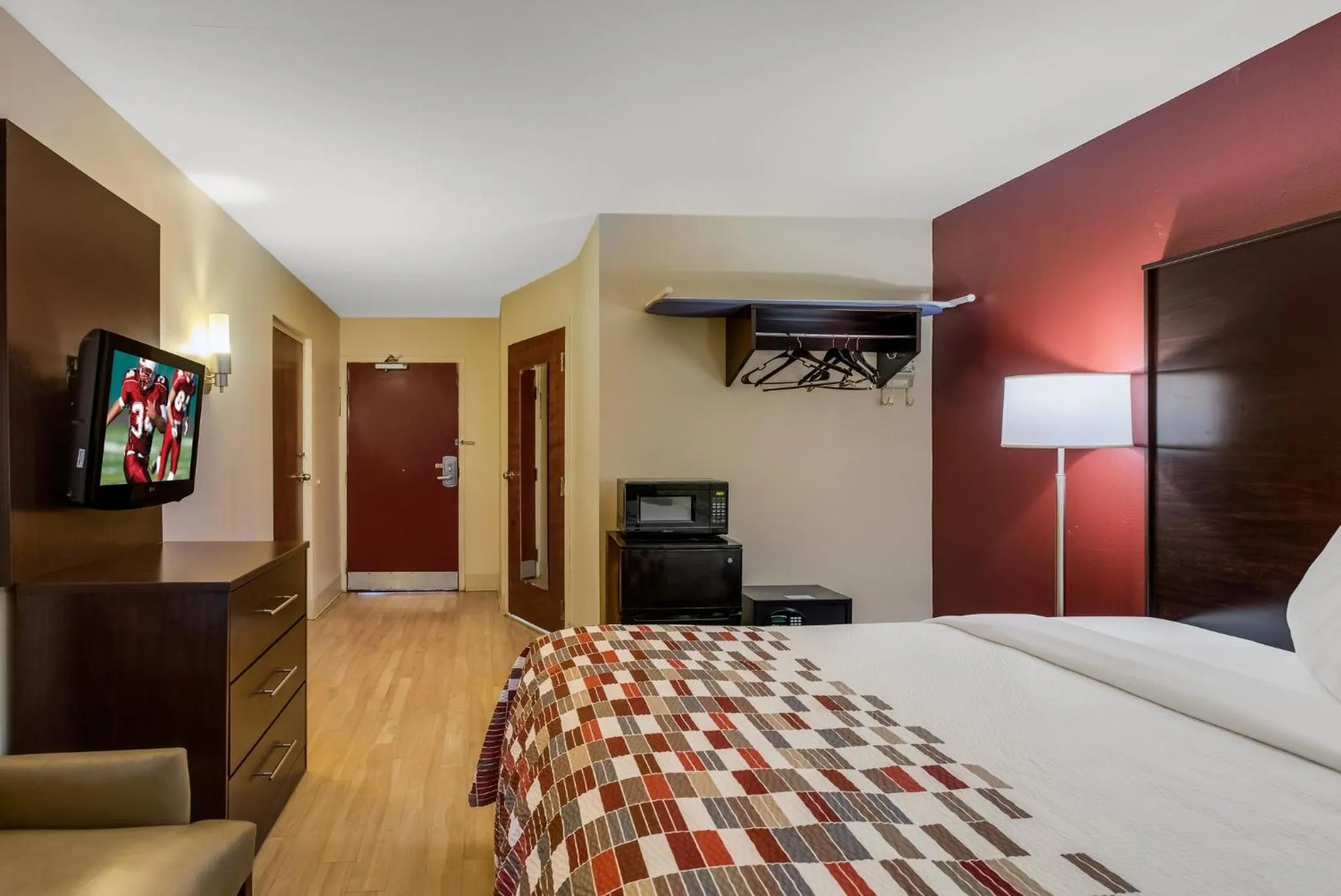 Photo of the whole room, Bed in Red Roof Inn Nashville - Music City