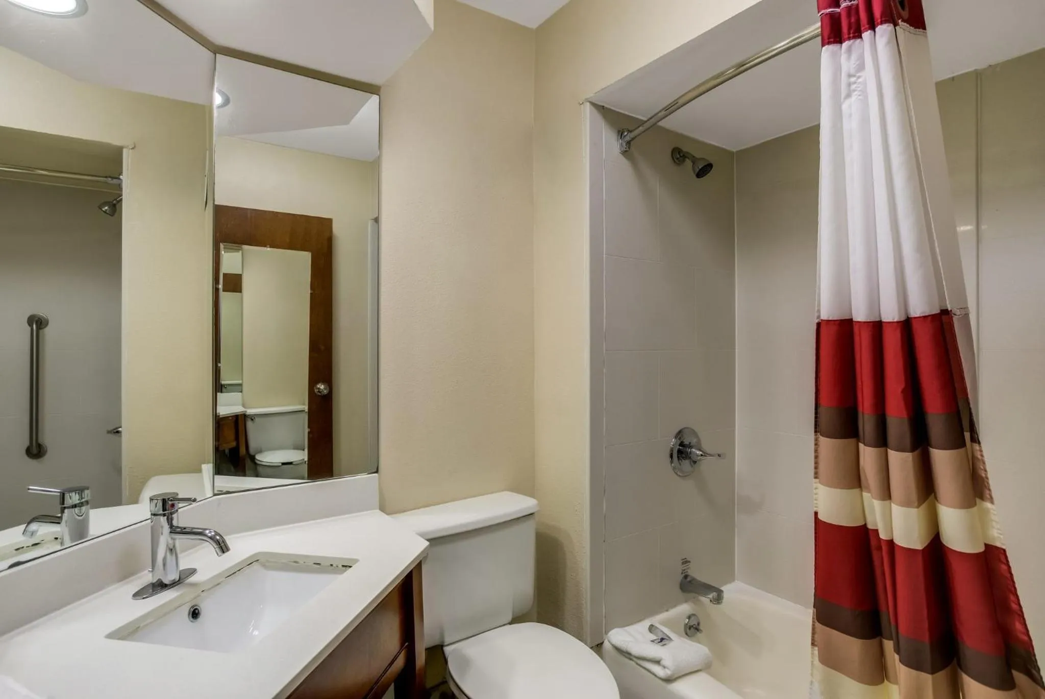 Bathroom in Red Roof Inn Nashville - Music City