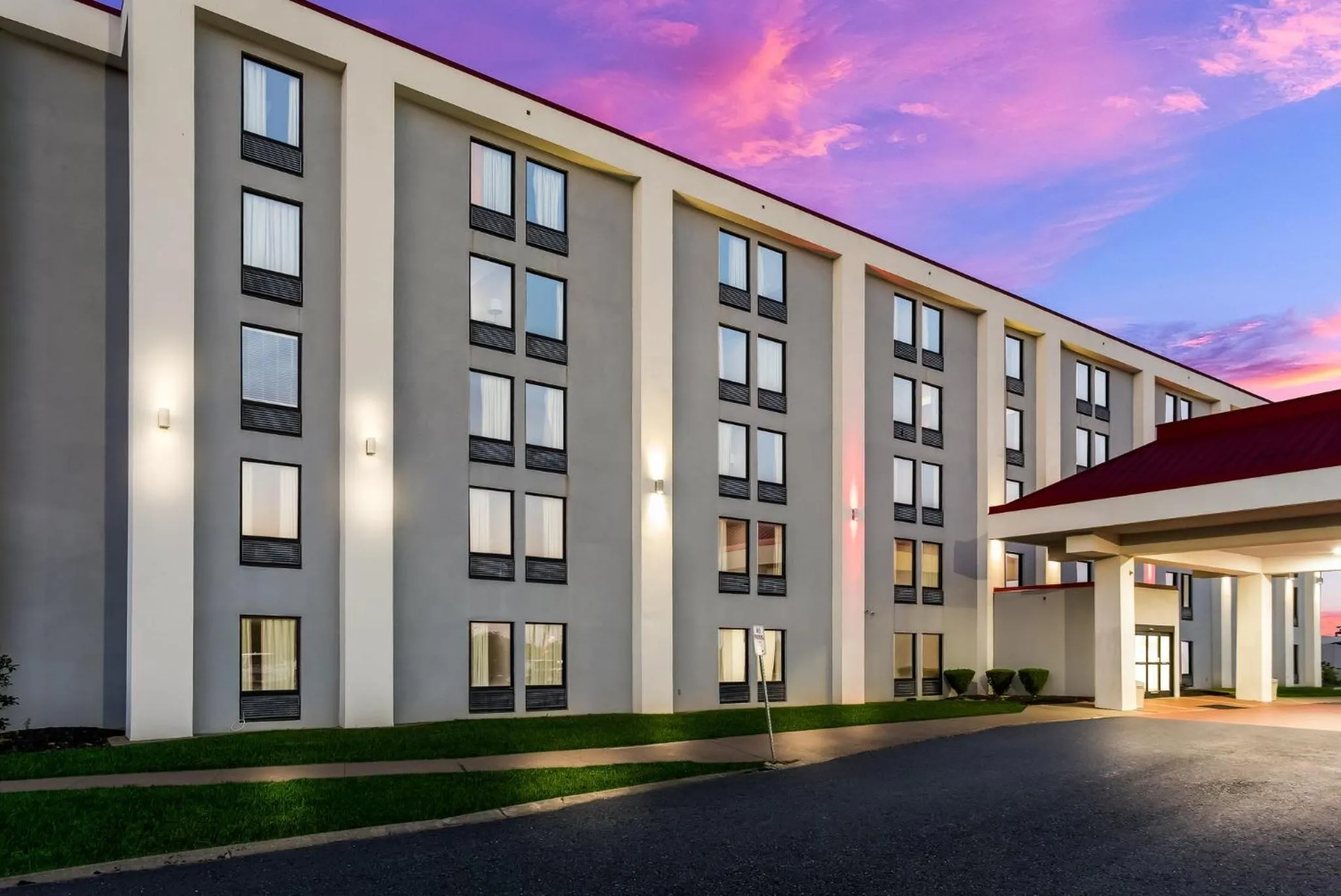 Property building in Red Roof Inn Nashville - Music City