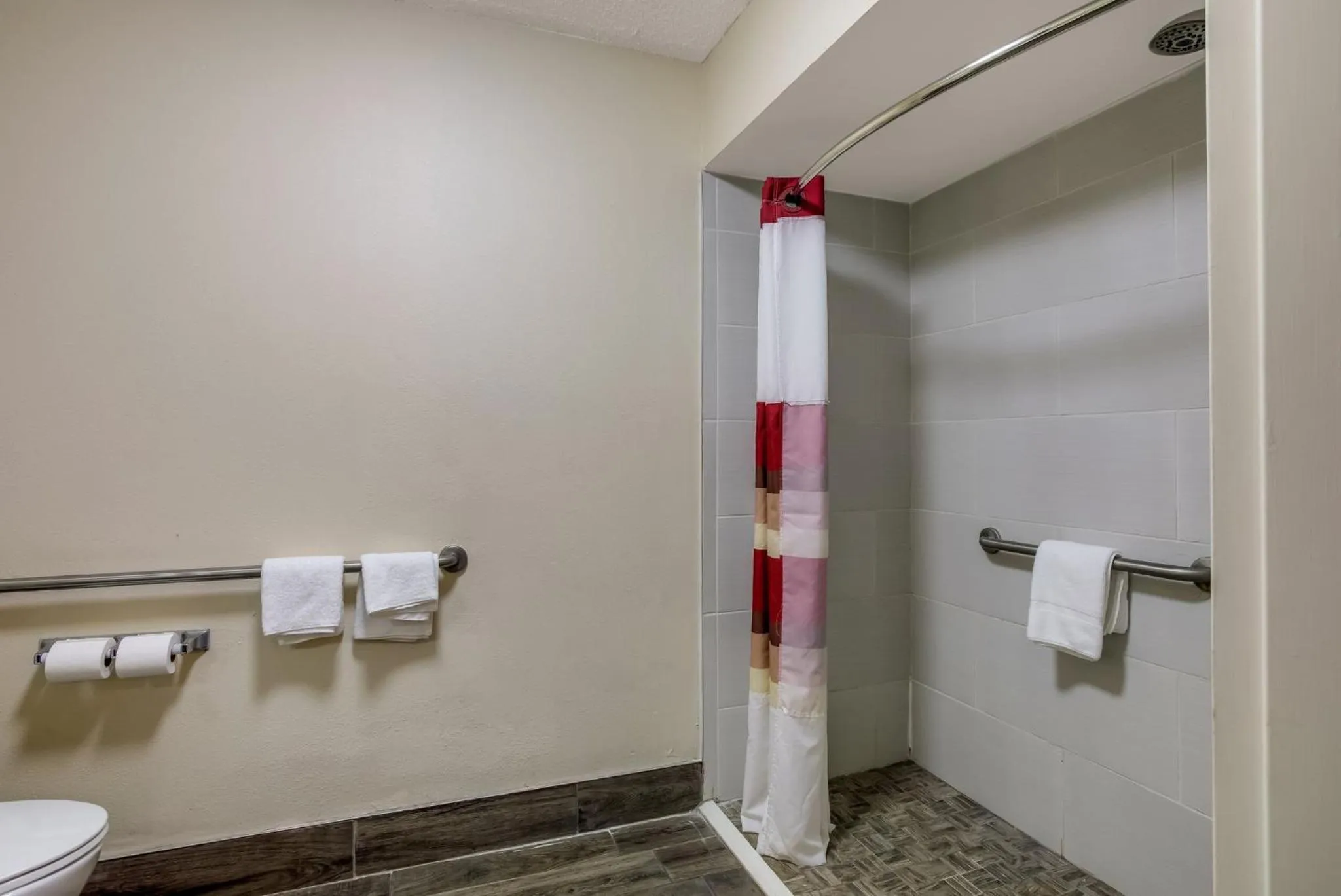 Bathroom in Red Roof Inn Nashville - Music City