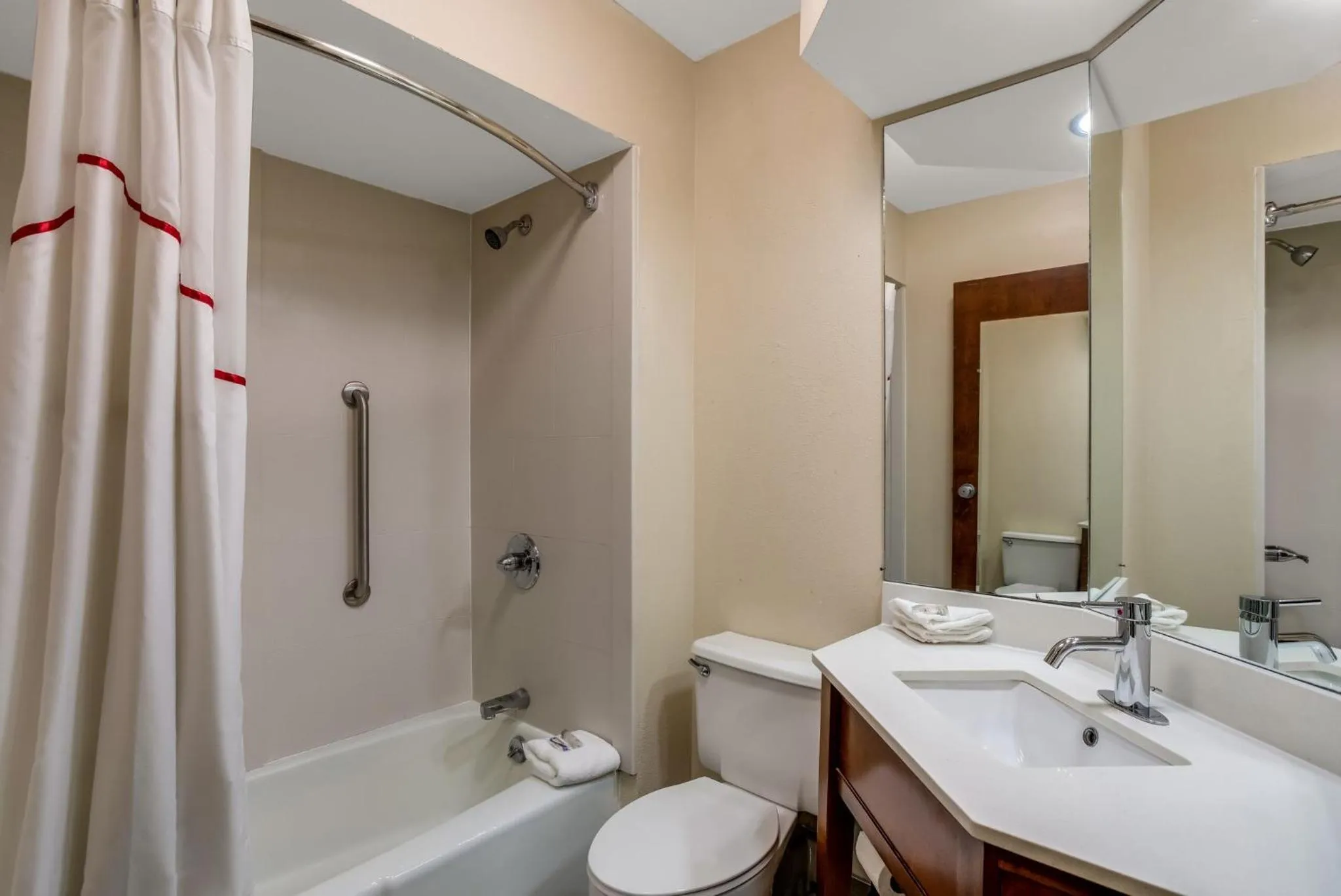 Bathroom in Red Roof Inn Nashville - Music City