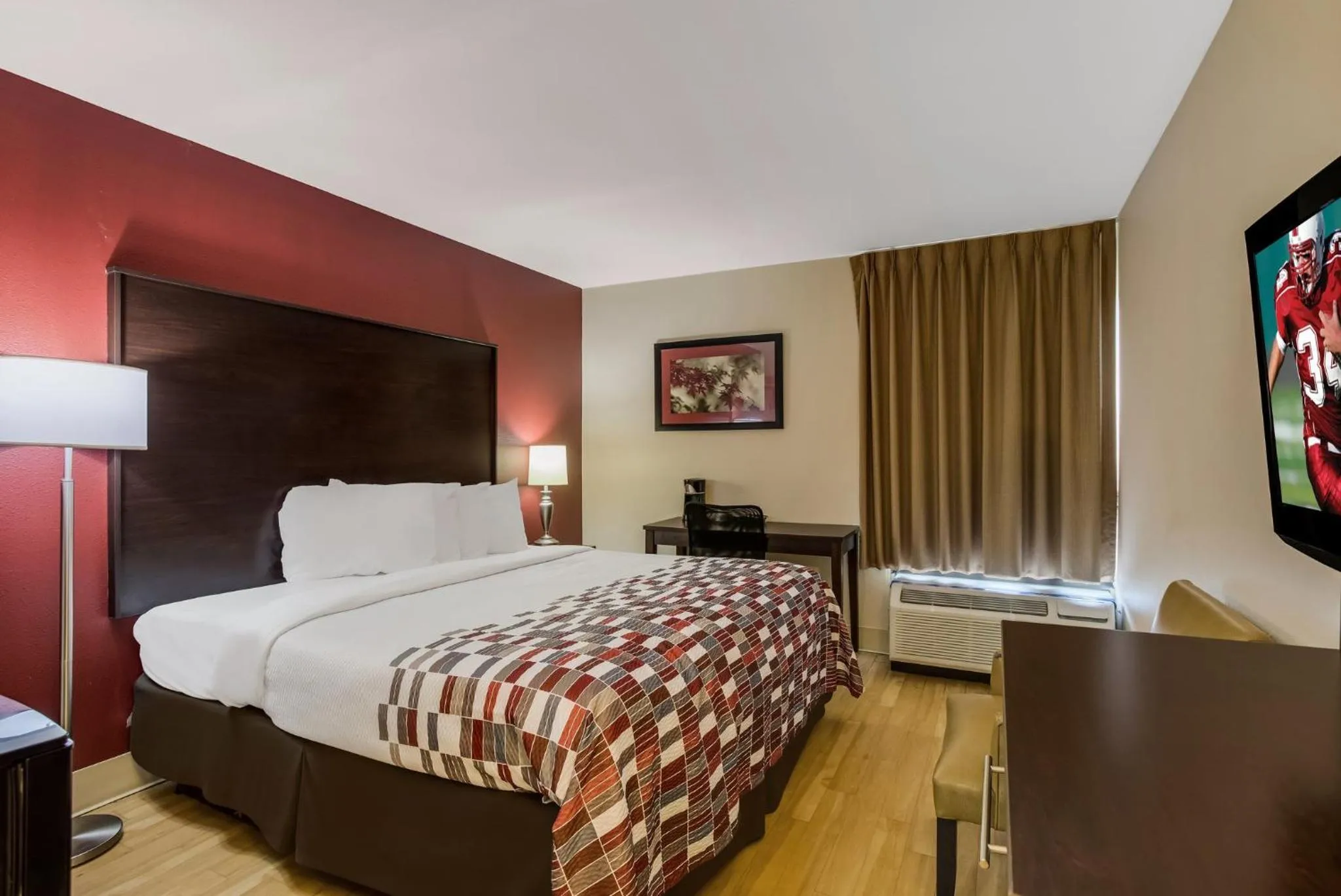 Photo of the whole room, Bed in Red Roof Inn Nashville - Music City