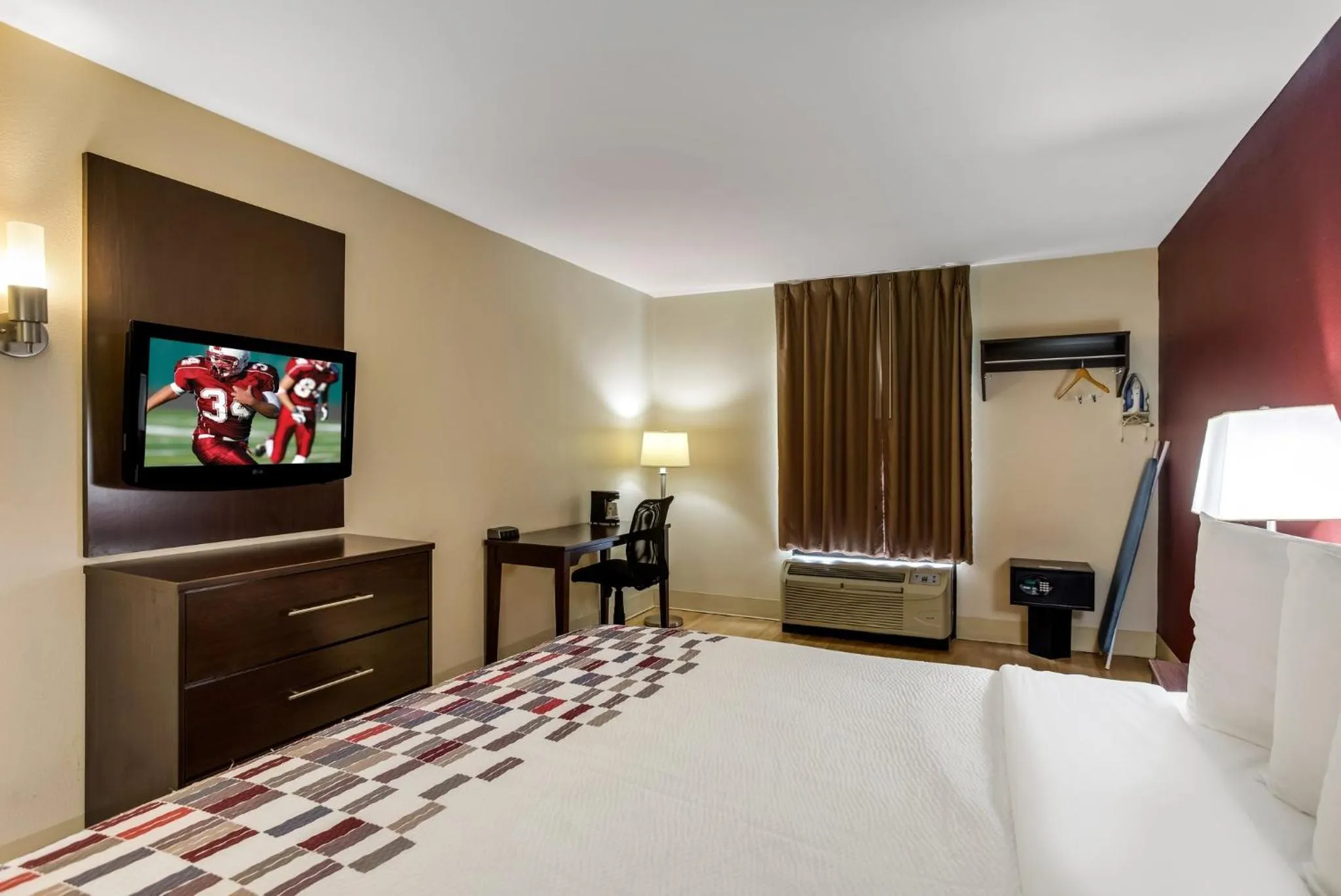 Bedroom, Bed in Red Roof Inn Nashville - Music City