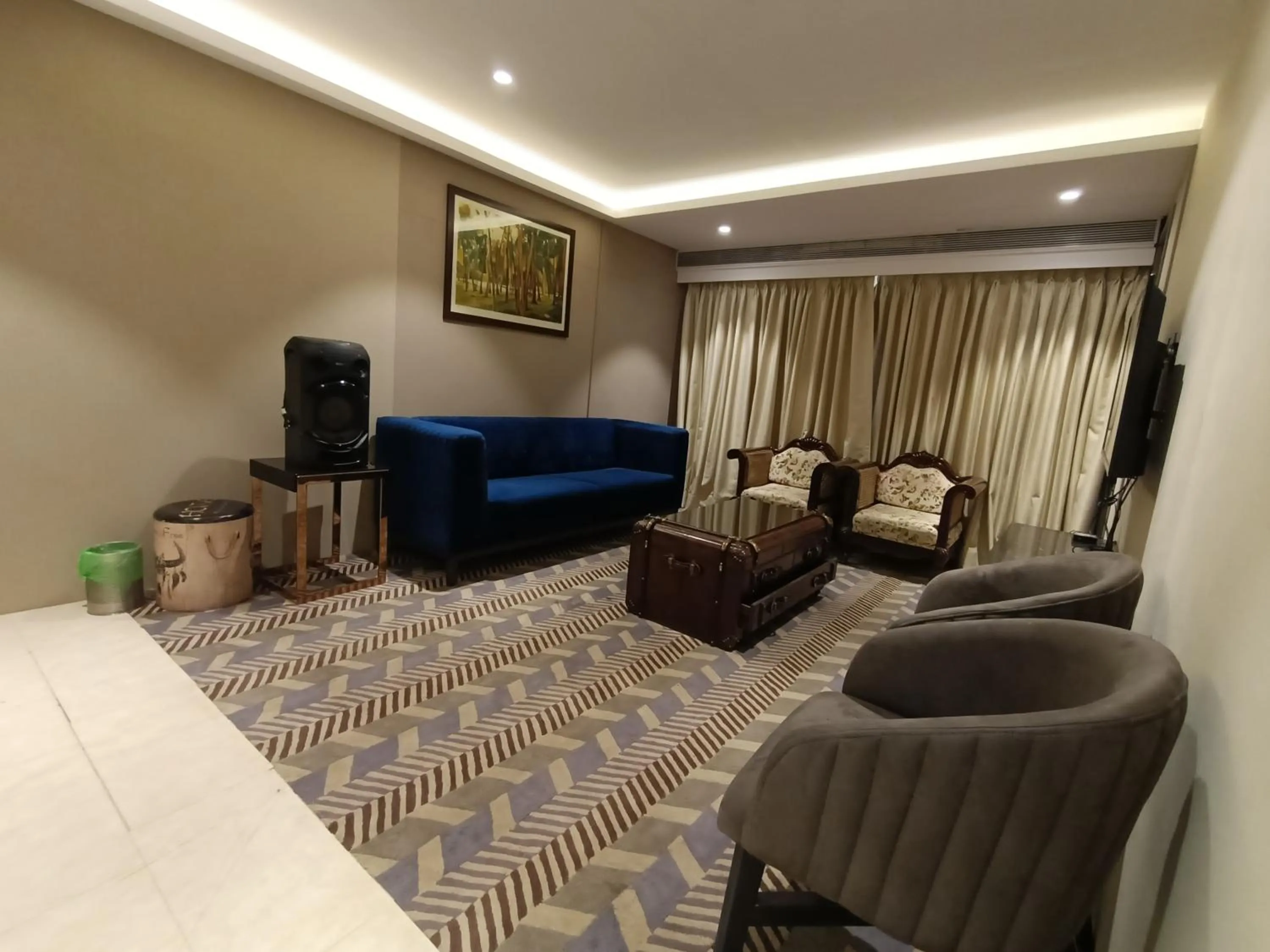 TV and multimedia, Bed in Hotel Highway Inn Andheri East