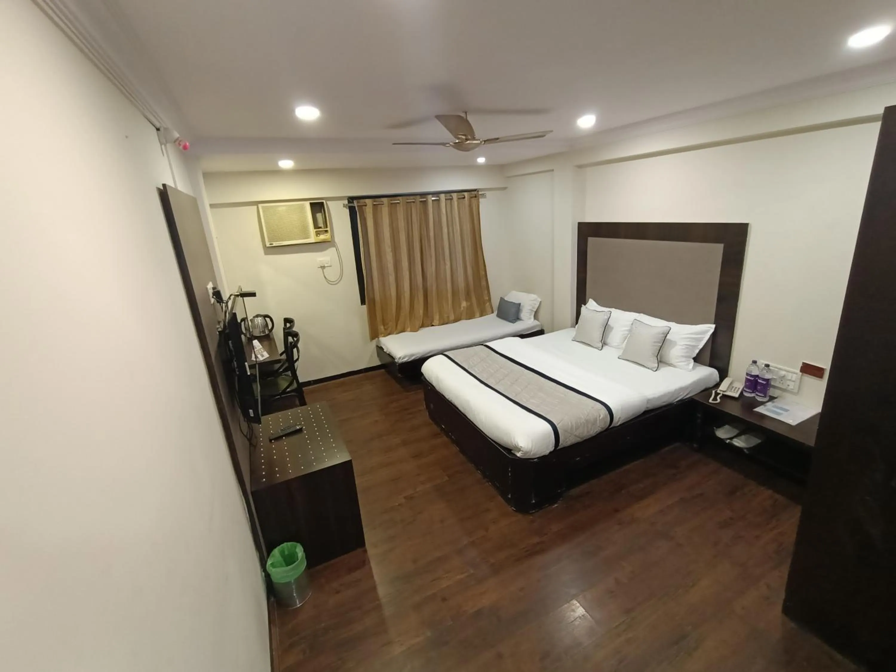 Bed in Hotel Highway Inn Andheri East