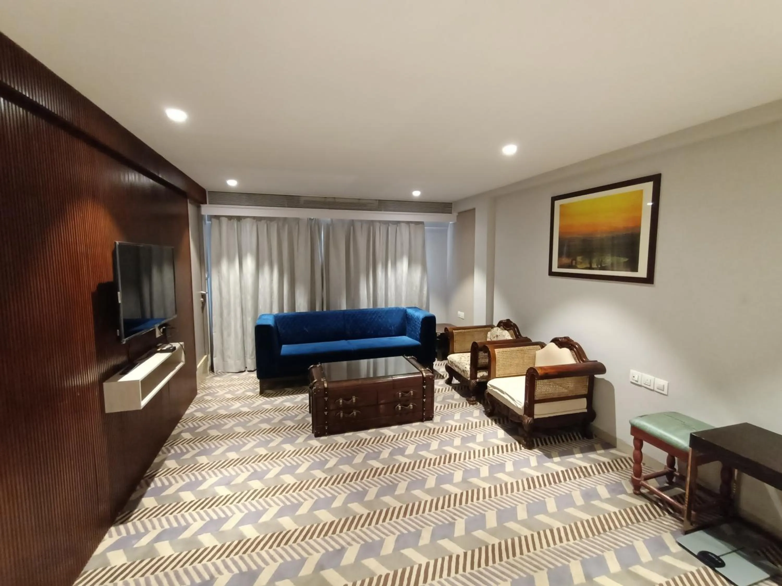 Communal lounge/ TV room, Bed in Hotel Highway Inn Andheri East