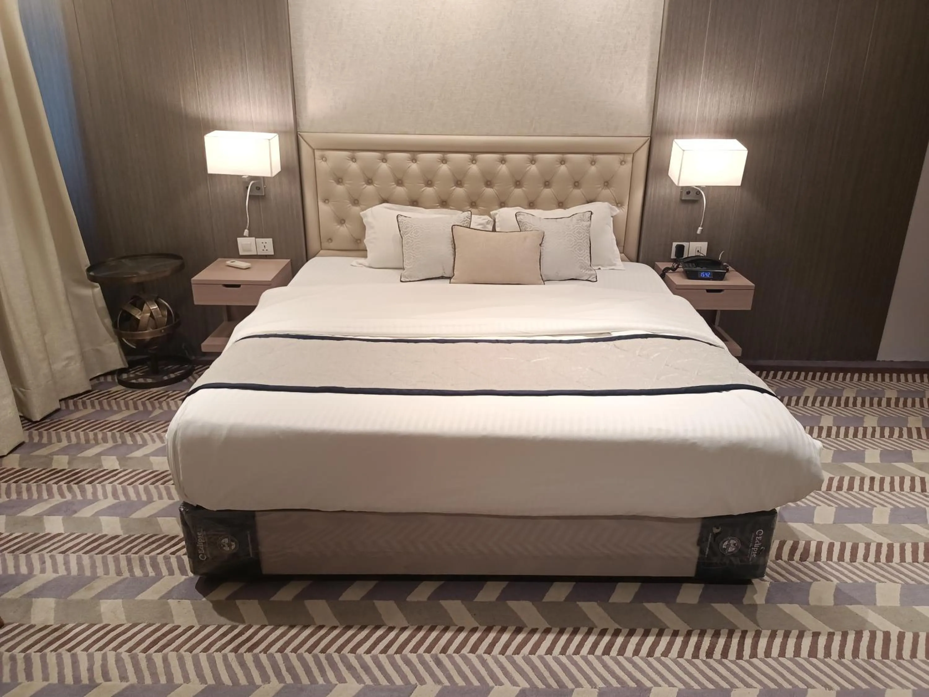 Bed in Hotel Highway Inn Andheri East