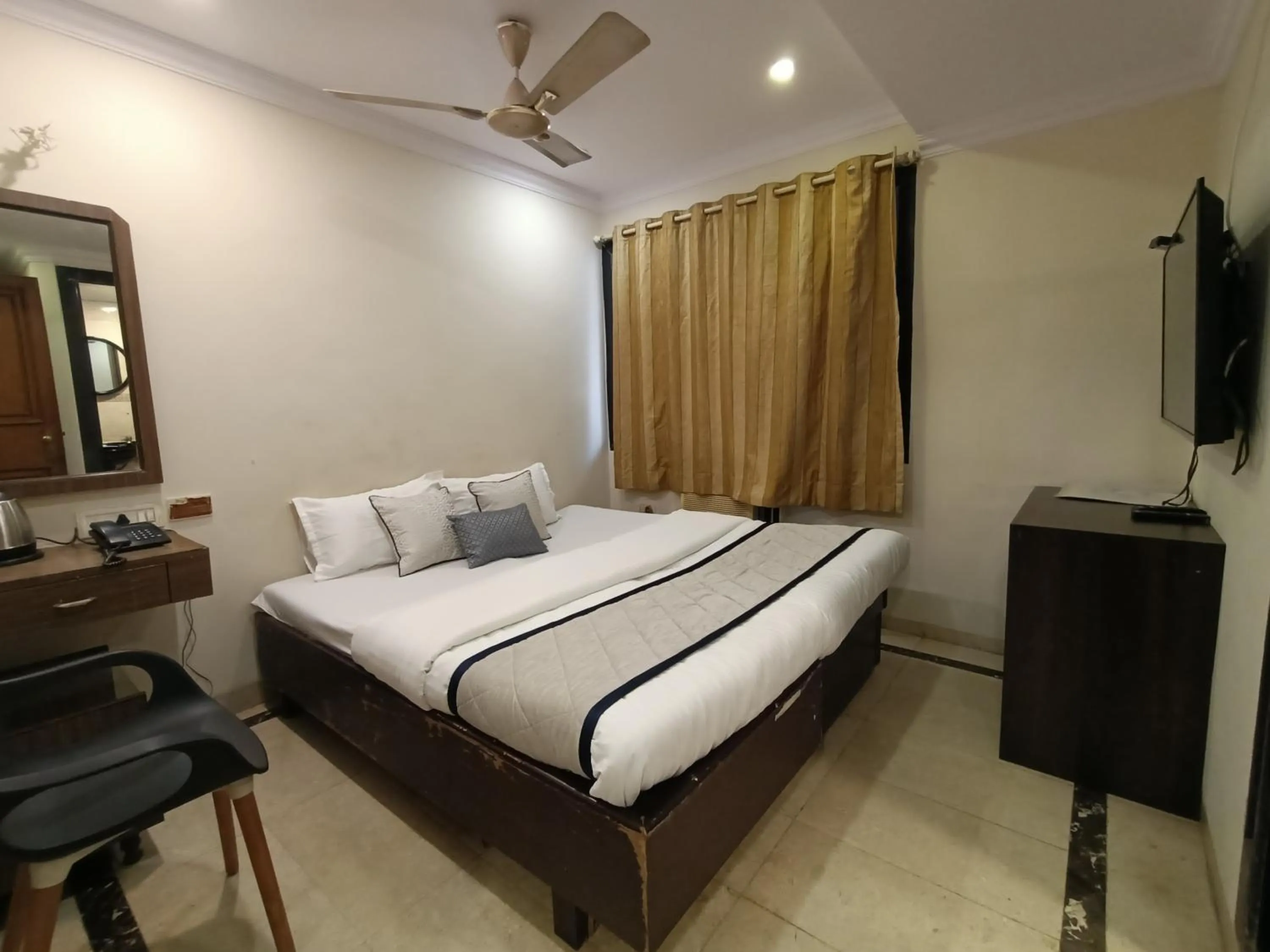 Bed in Hotel Highway Inn Andheri East