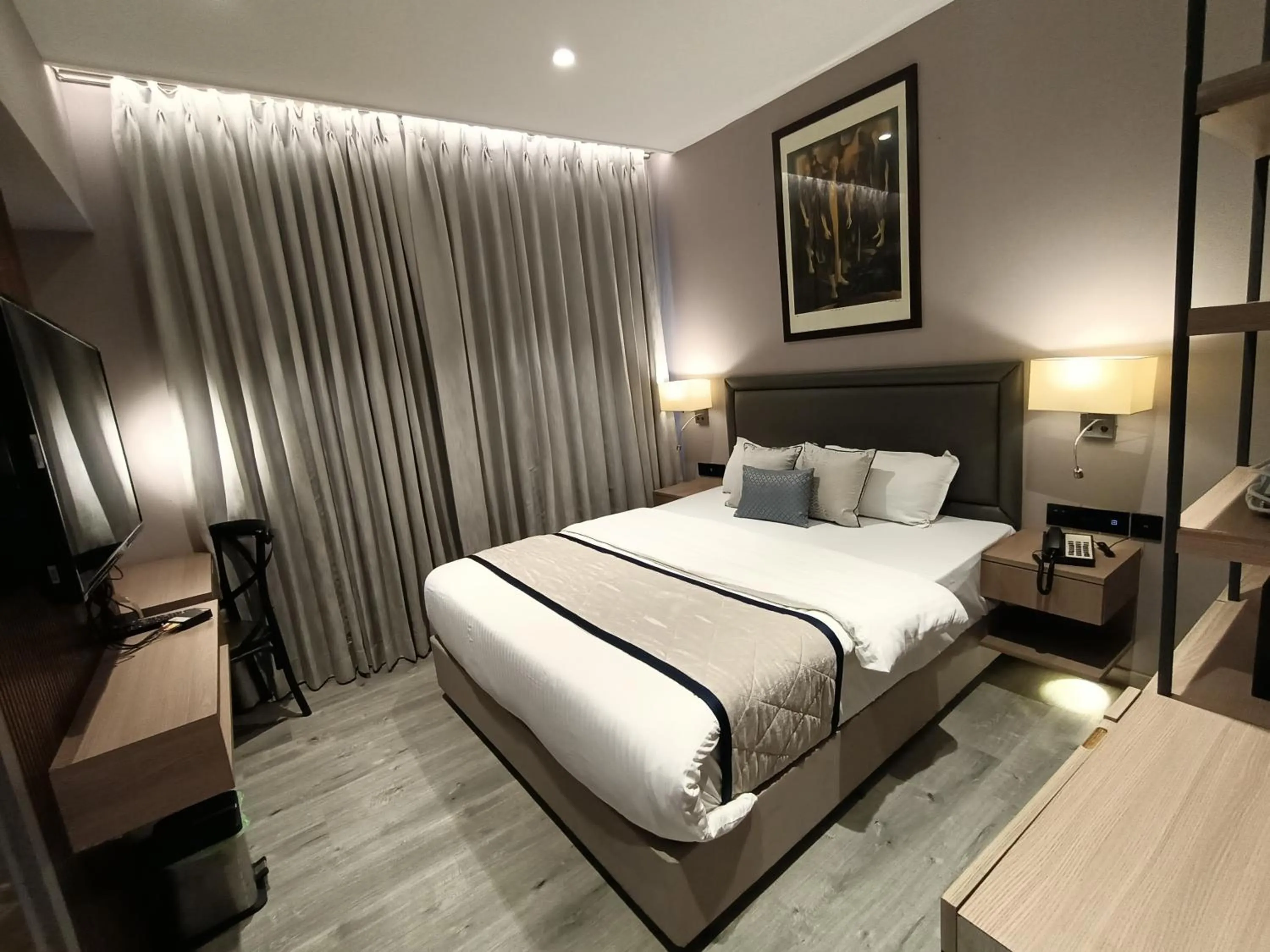 Bed in Hotel Highway Inn Andheri East