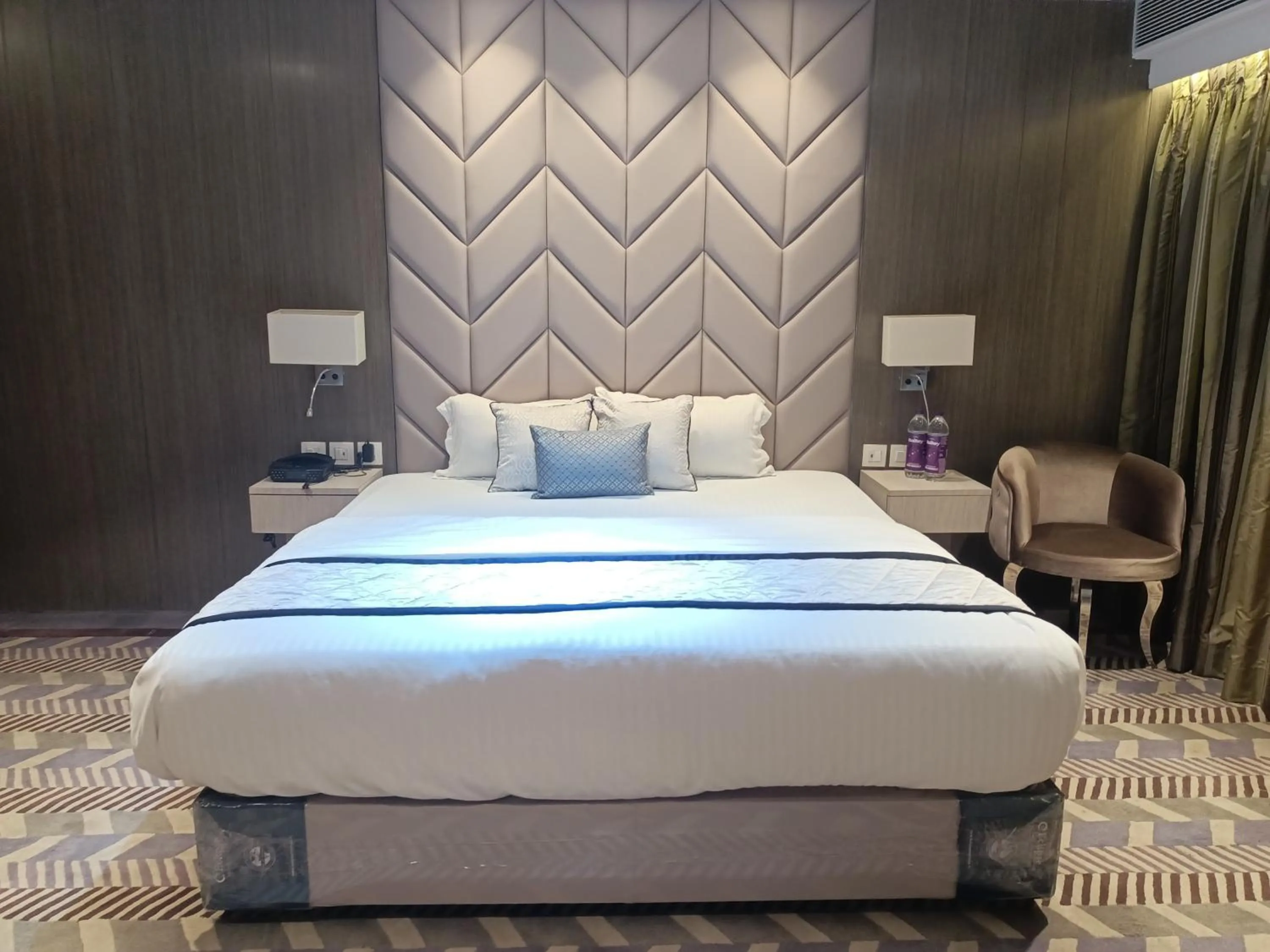 Bed in Hotel Highway Inn Andheri East