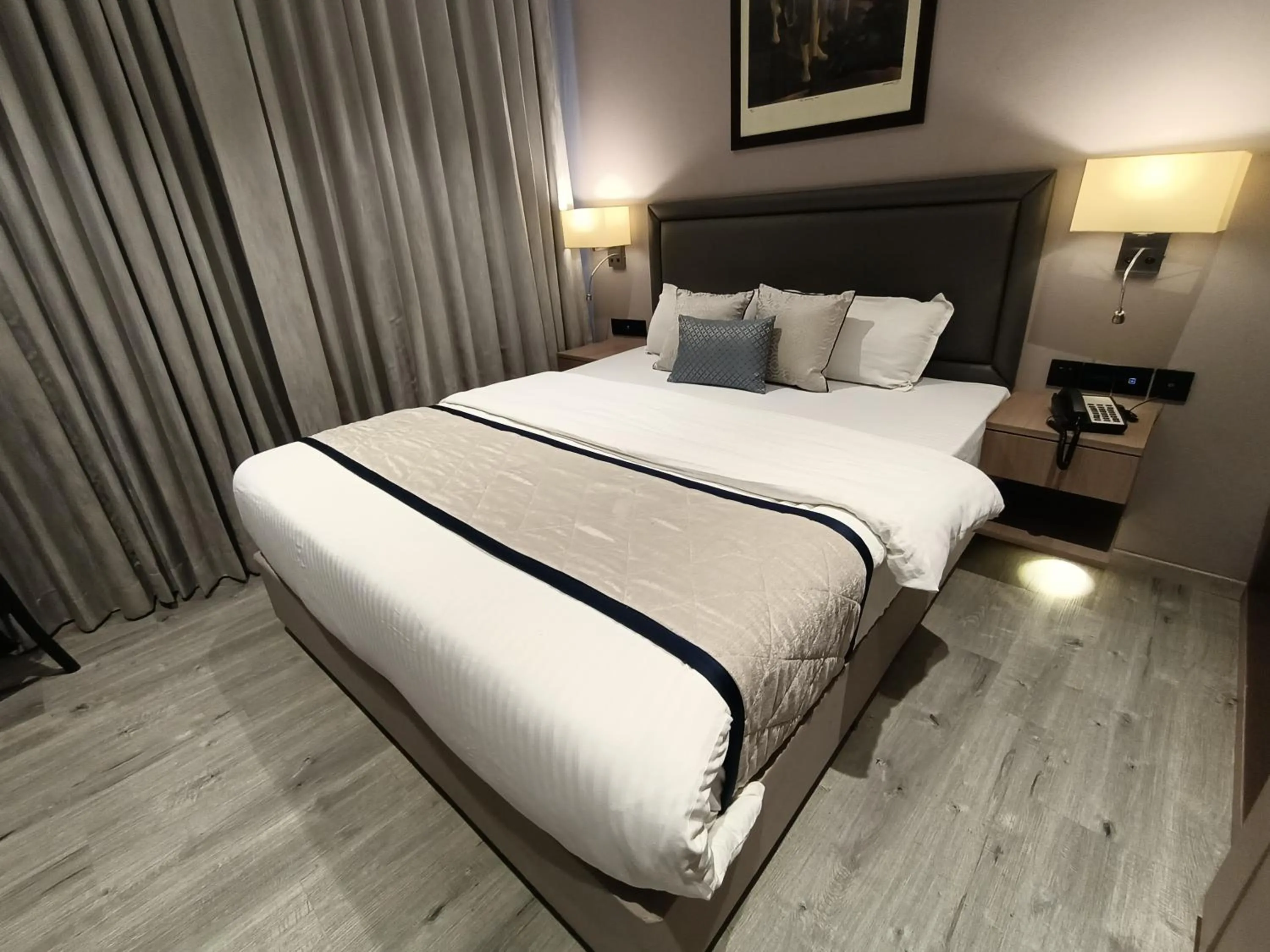 Bed in Hotel Highway Inn Andheri East