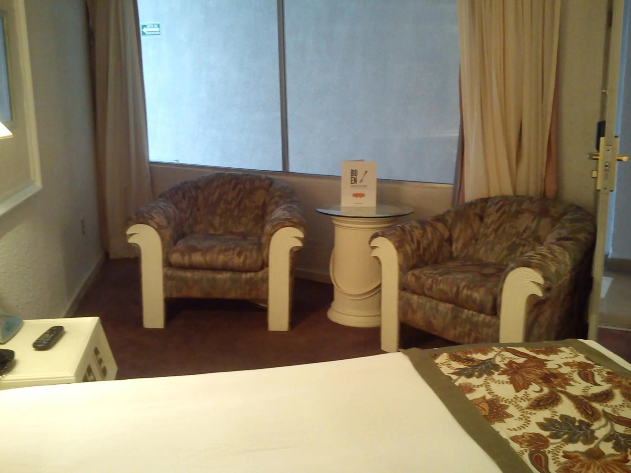 Seating area, Bed in Paraíso Express
