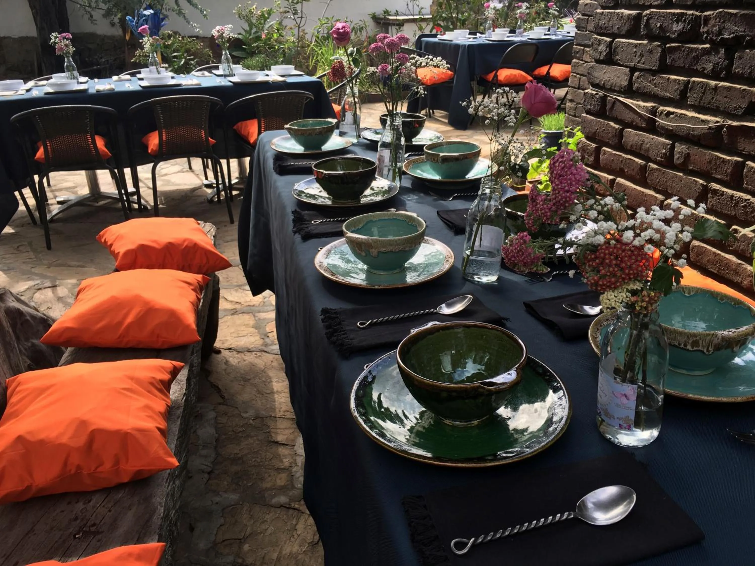 Restaurant/places to eat in La Colina Hotel Cottage