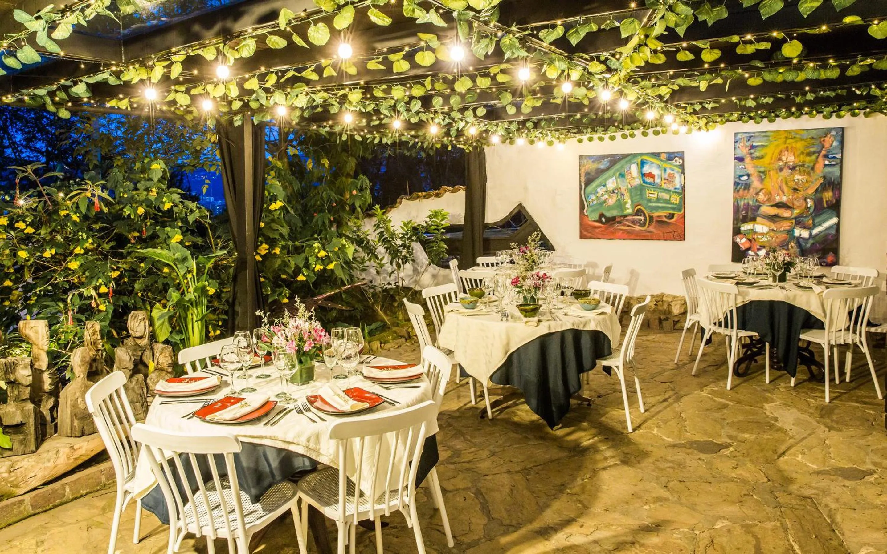 Restaurant/places to eat in La Colina Hotel Cottage