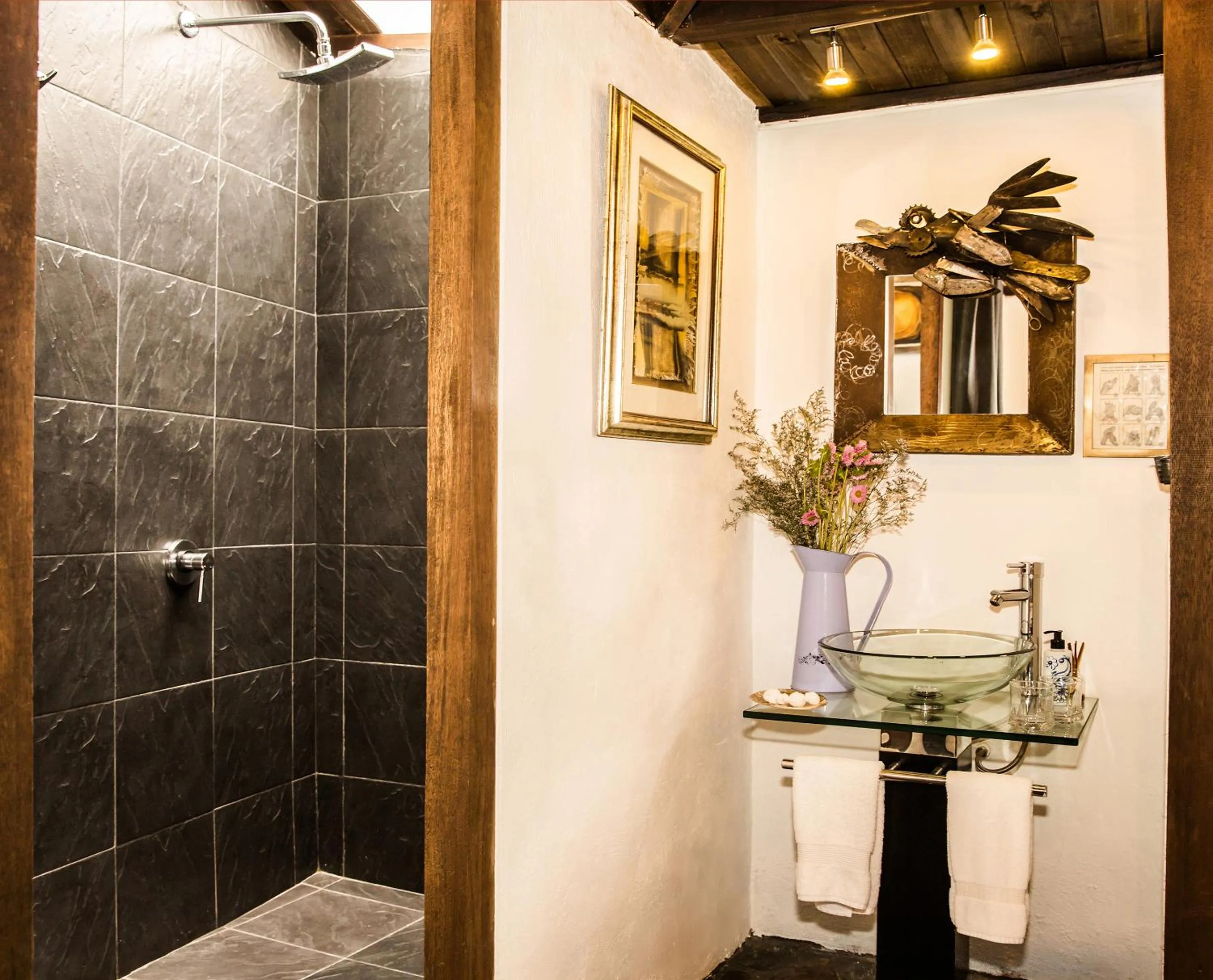 Shower in La Colina Hotel Cottage