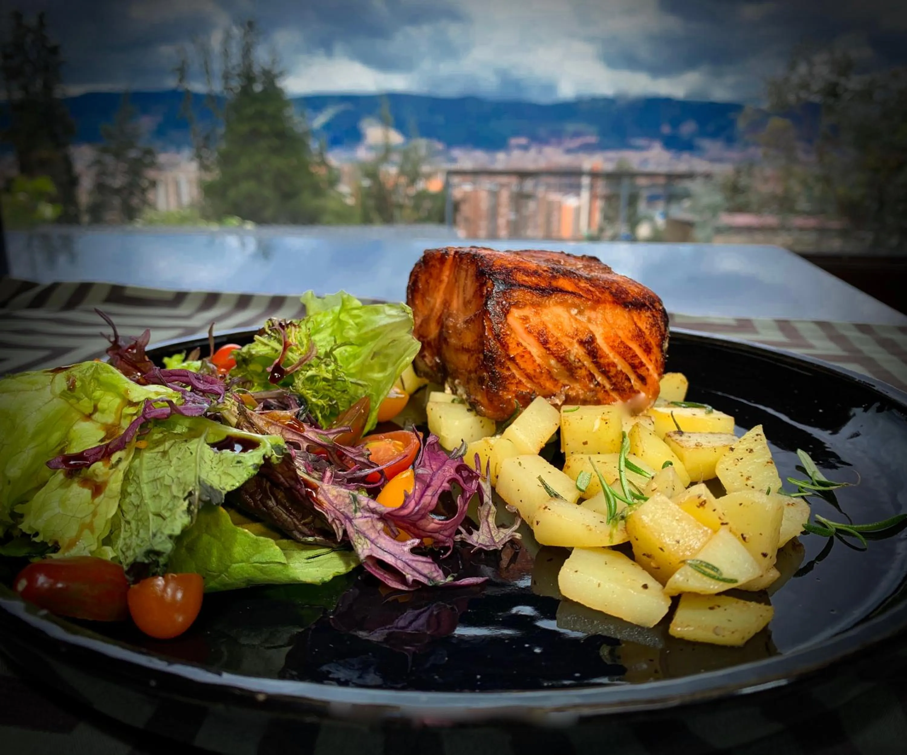 Restaurant/places to eat in La Colina Hotel Cottage