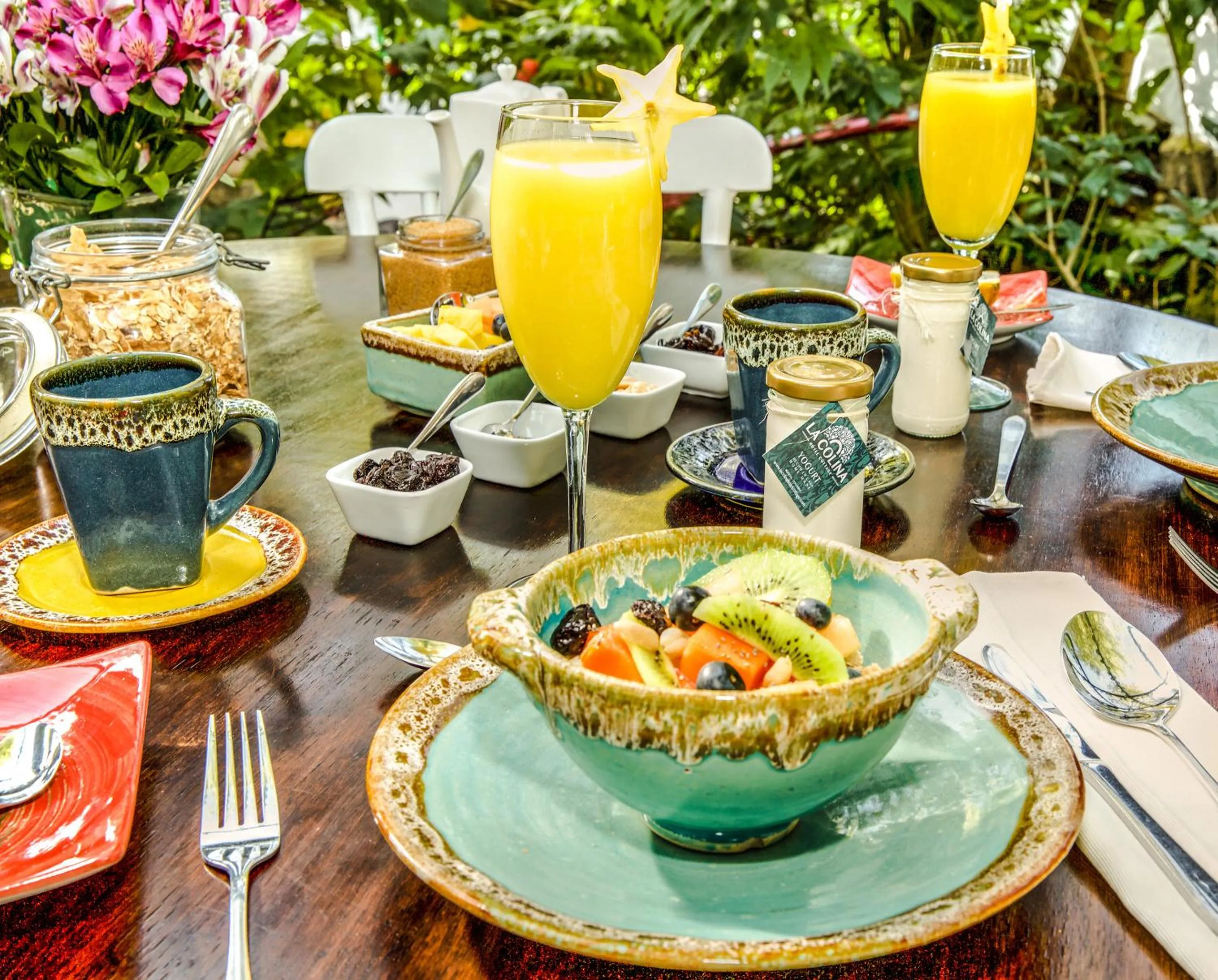 Restaurant/places to eat in La Colina Hotel Cottage