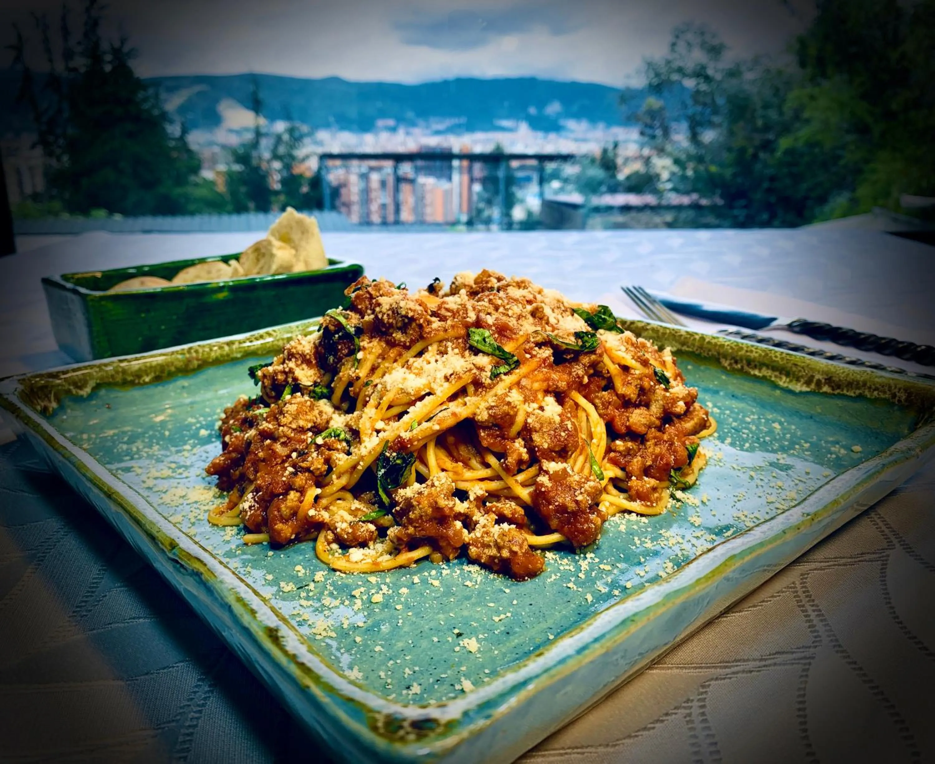 Restaurant/places to eat in La Colina Hotel Cottage