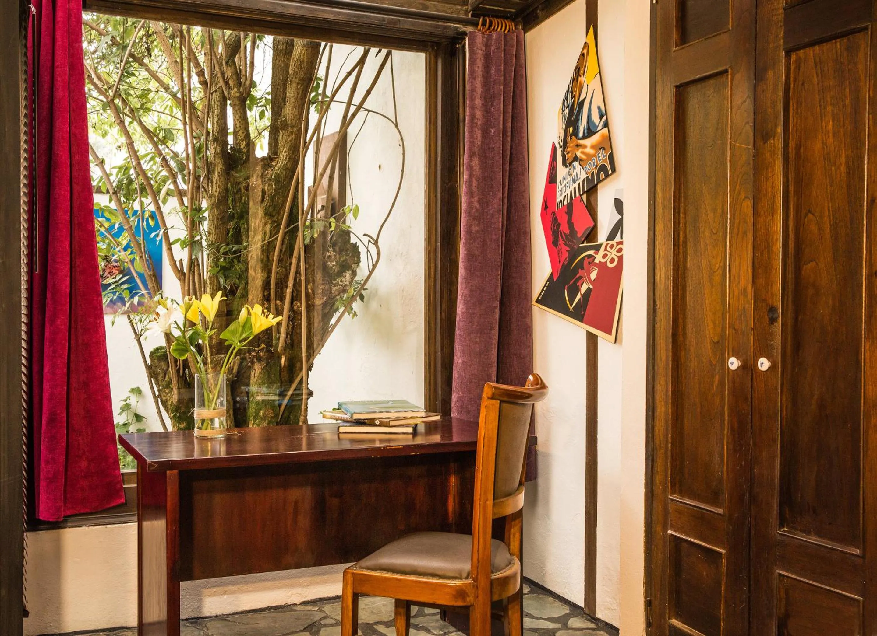 Seating area in La Colina Hotel Cottage