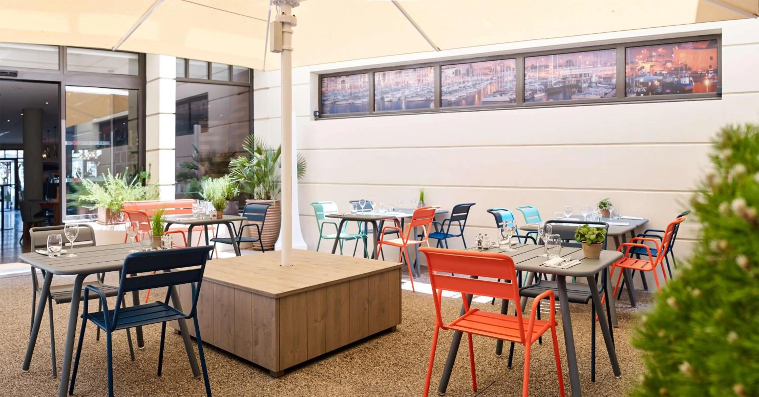 Restaurant/places to eat in Radisson Blu Hotel Marseille Vieux Port