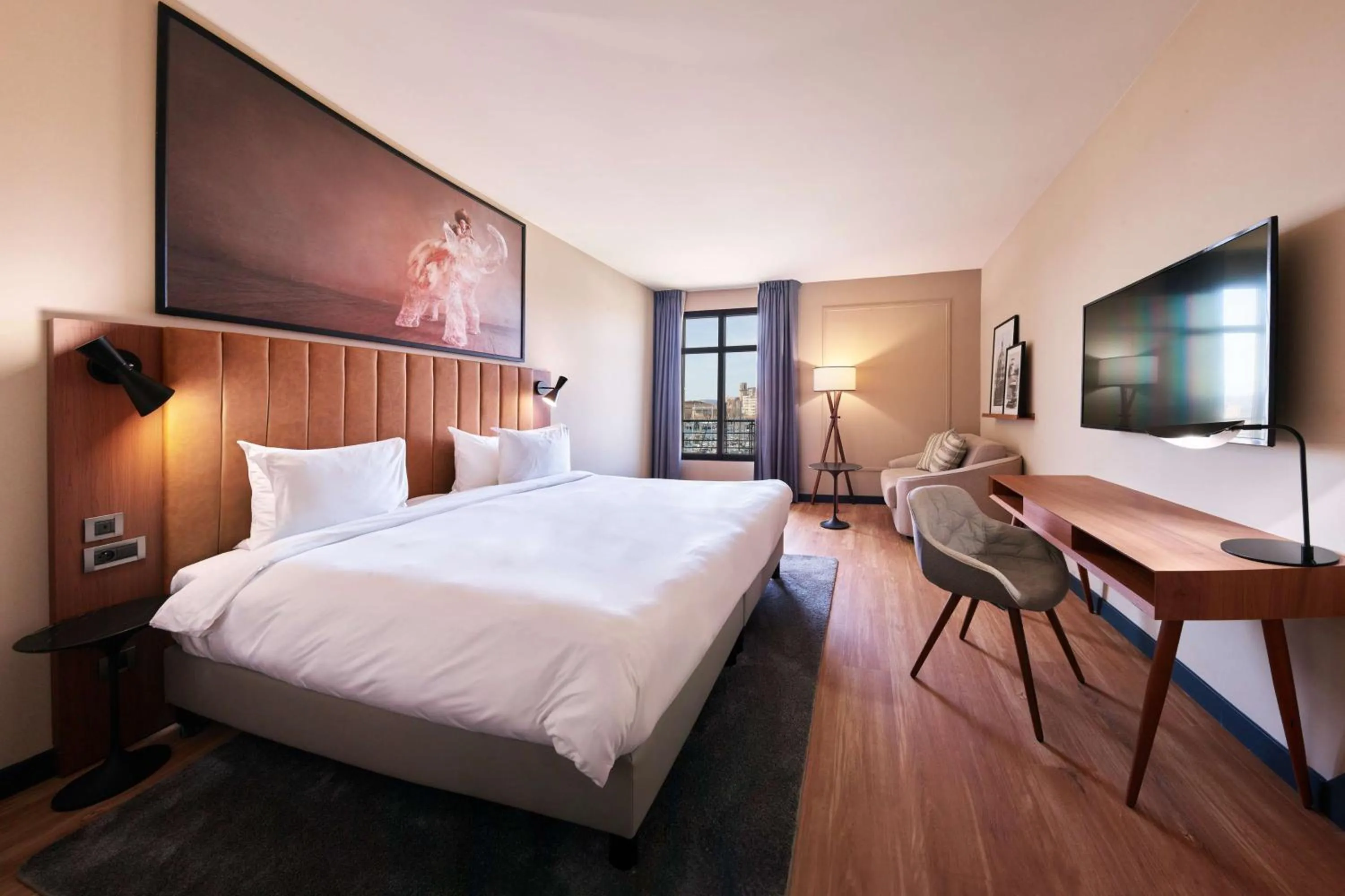 Bedroom, Bed in Radisson Blu Hotel Marseille Vieux Port