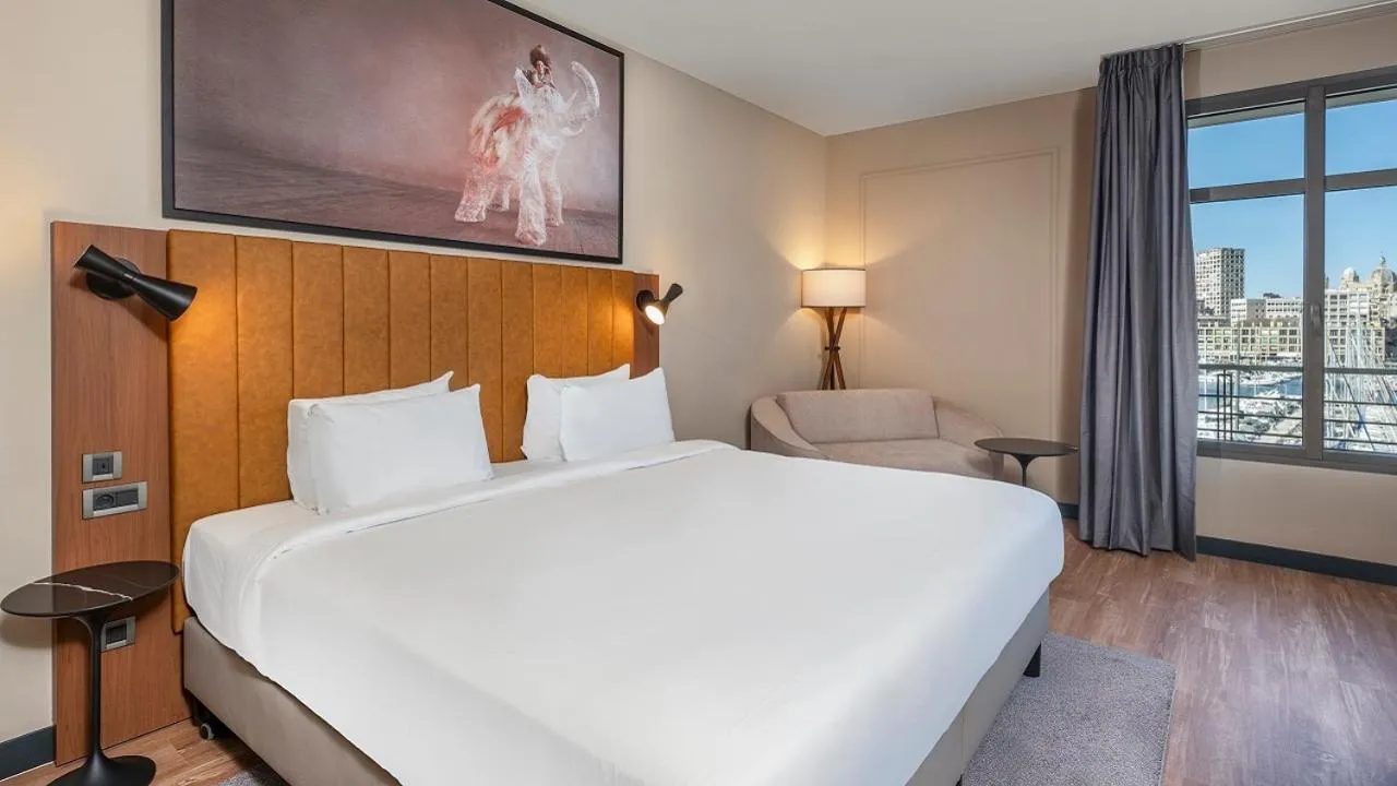Bed in Radisson Blu Hotel Marseille Vieux Port