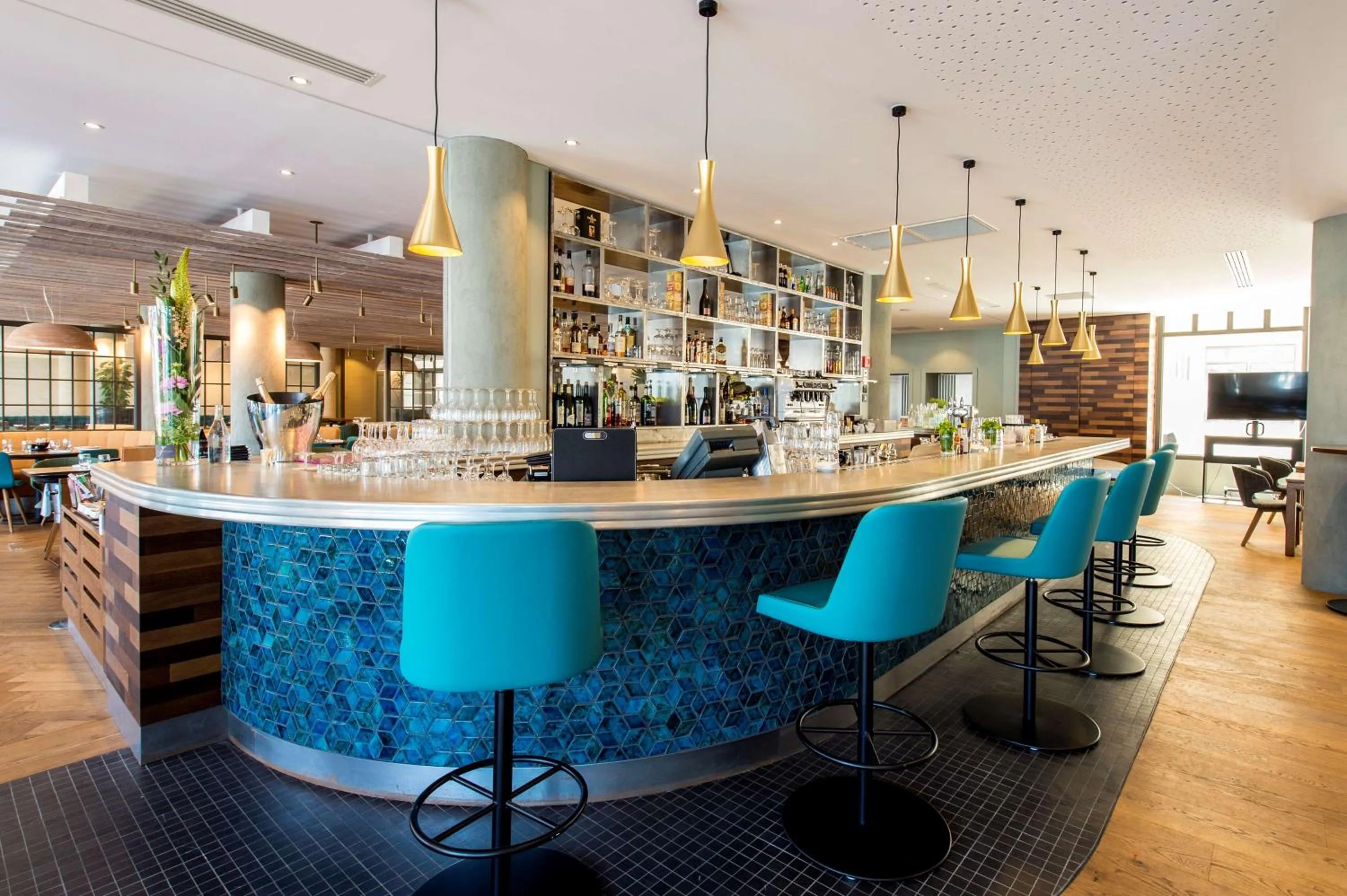 Lounge or bar in Radisson Blu Hotel Marseille Vieux Port