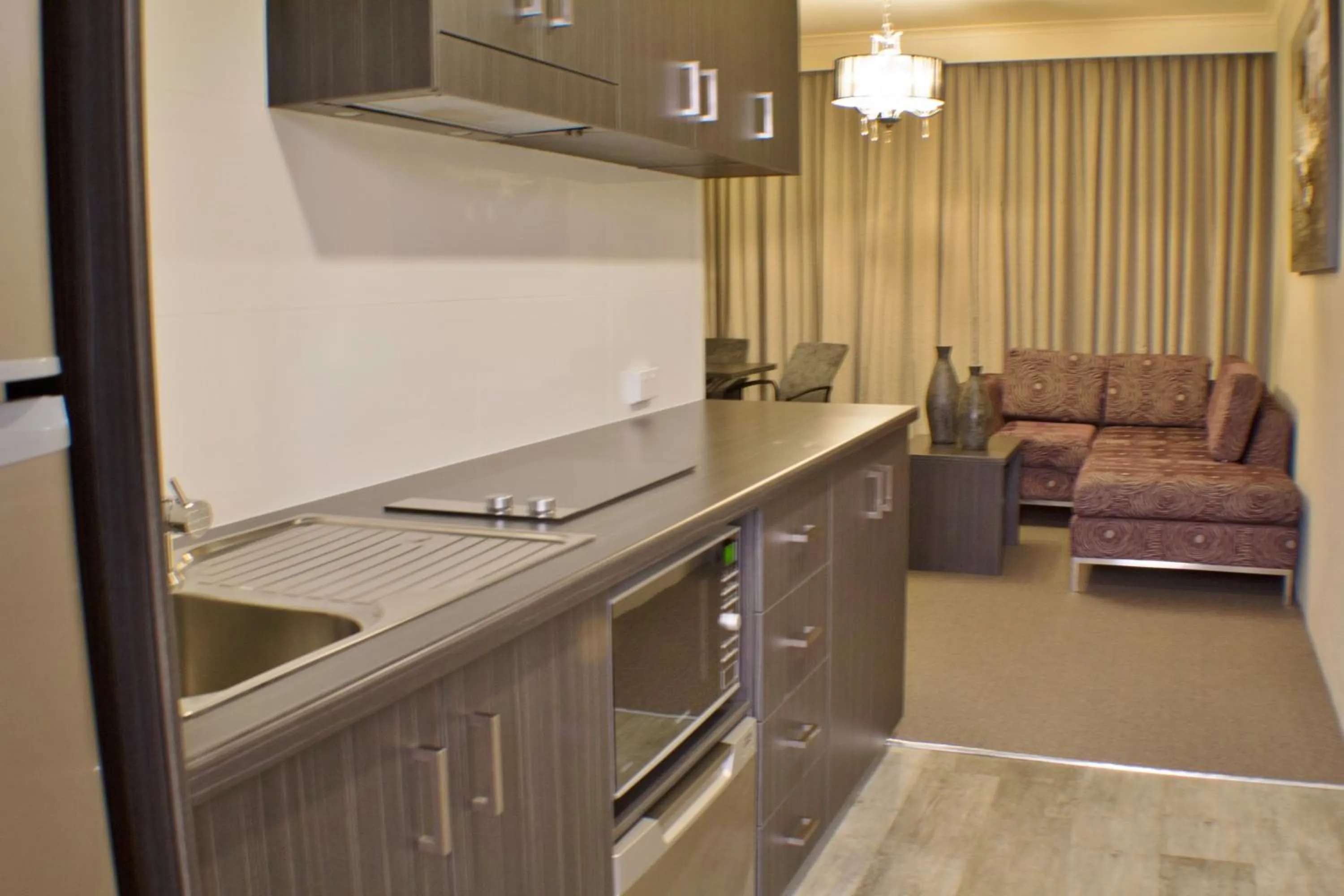 Kitchen or kitchenette in Pavilion Hotel Wagga Wagga