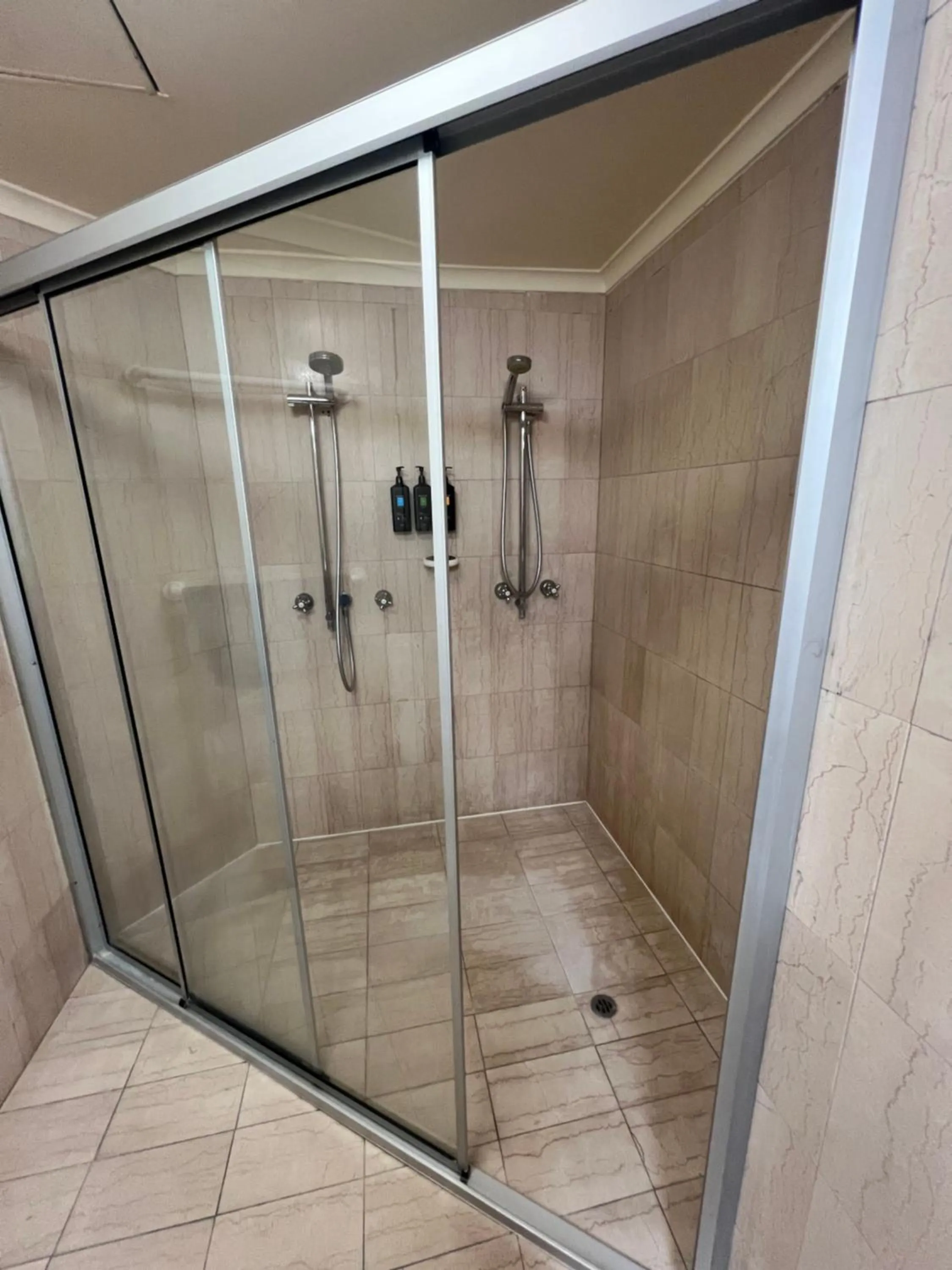 Shower in Pavilion Hotel Wagga Wagga