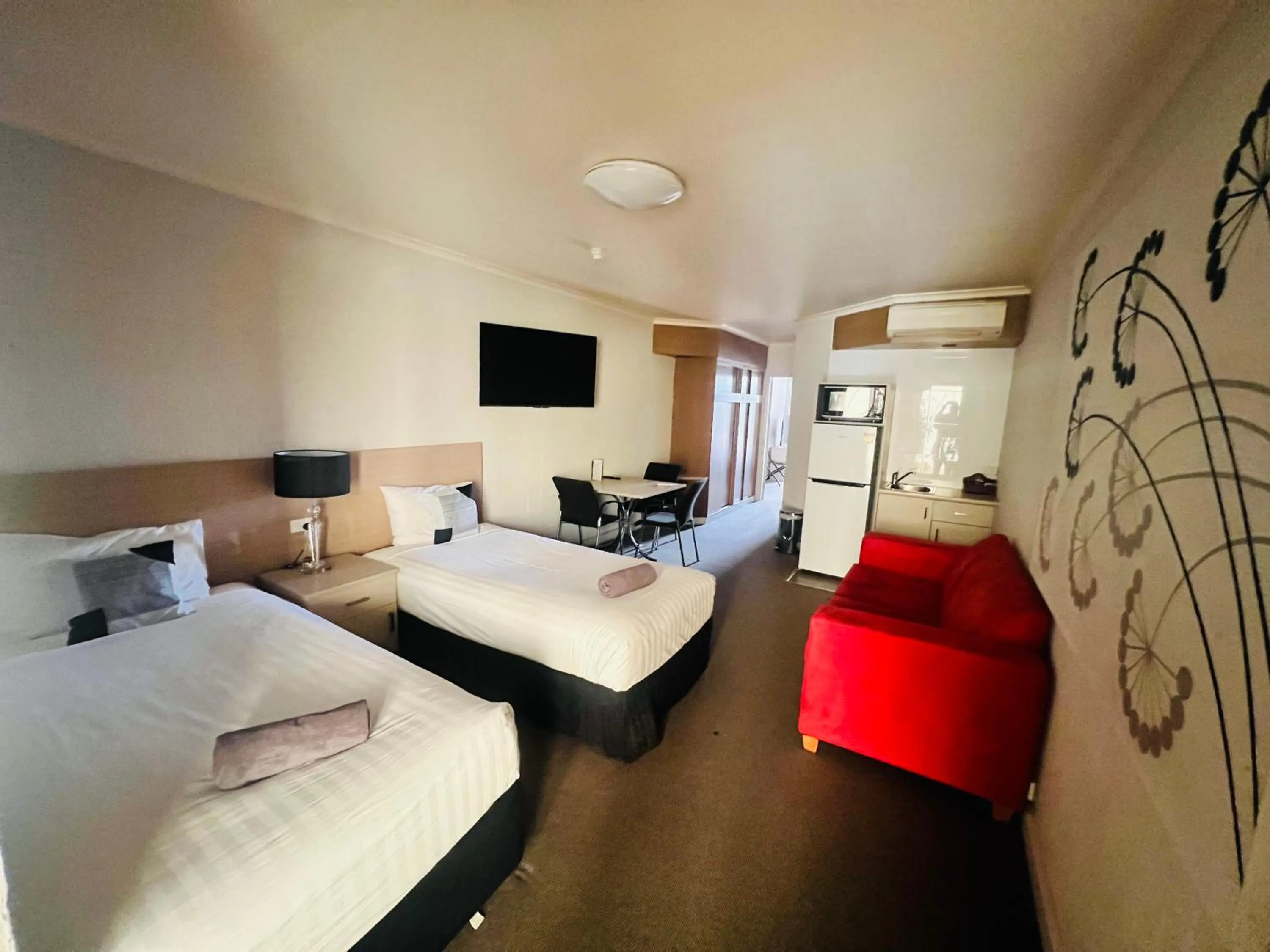 Communal lounge/ TV room, Bed in Pavilion Hotel Wagga Wagga