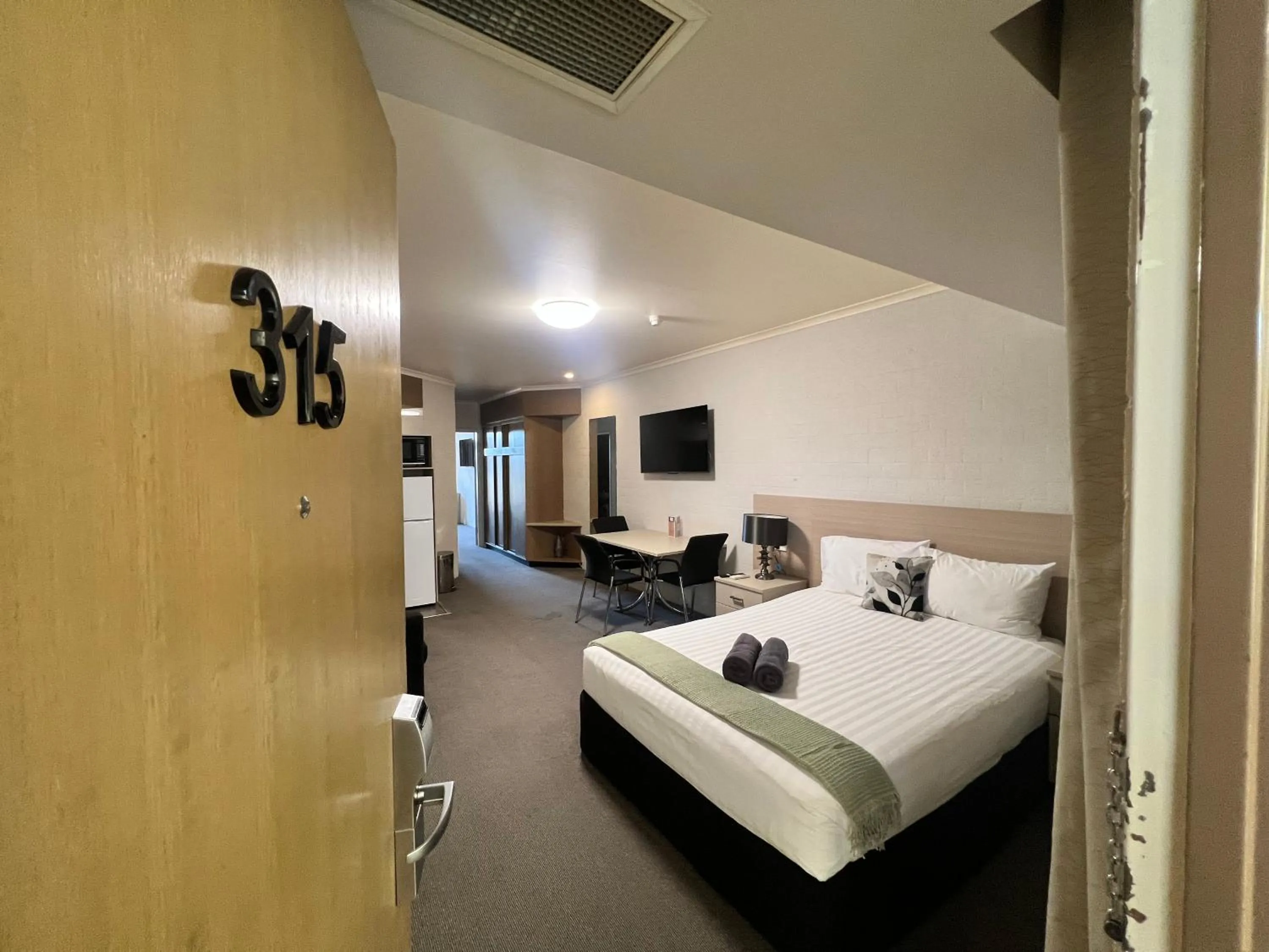 Communal lounge/ TV room, Bed in Pavilion Hotel Wagga Wagga