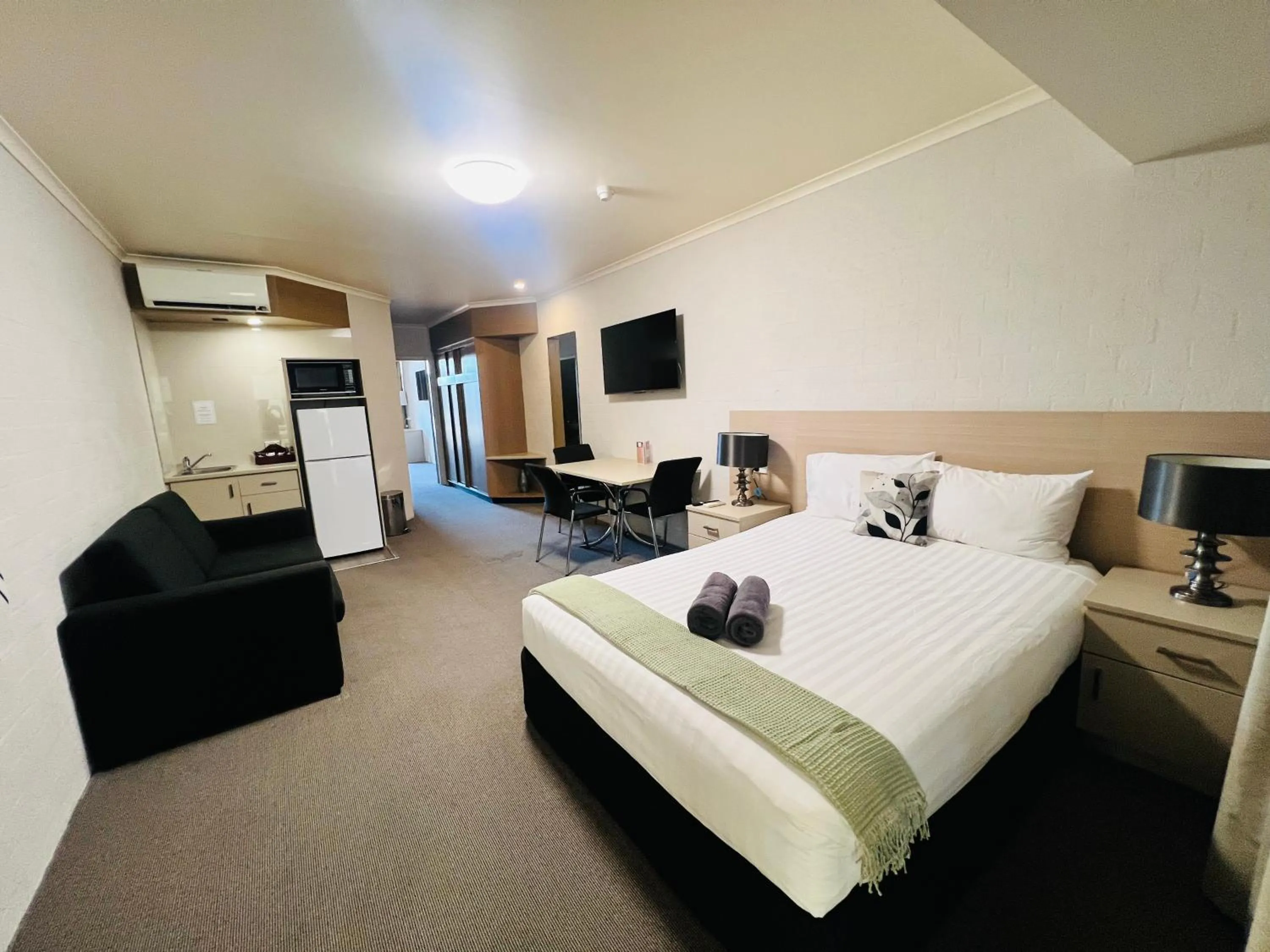Communal lounge/ TV room, Bed in Pavilion Hotel Wagga Wagga