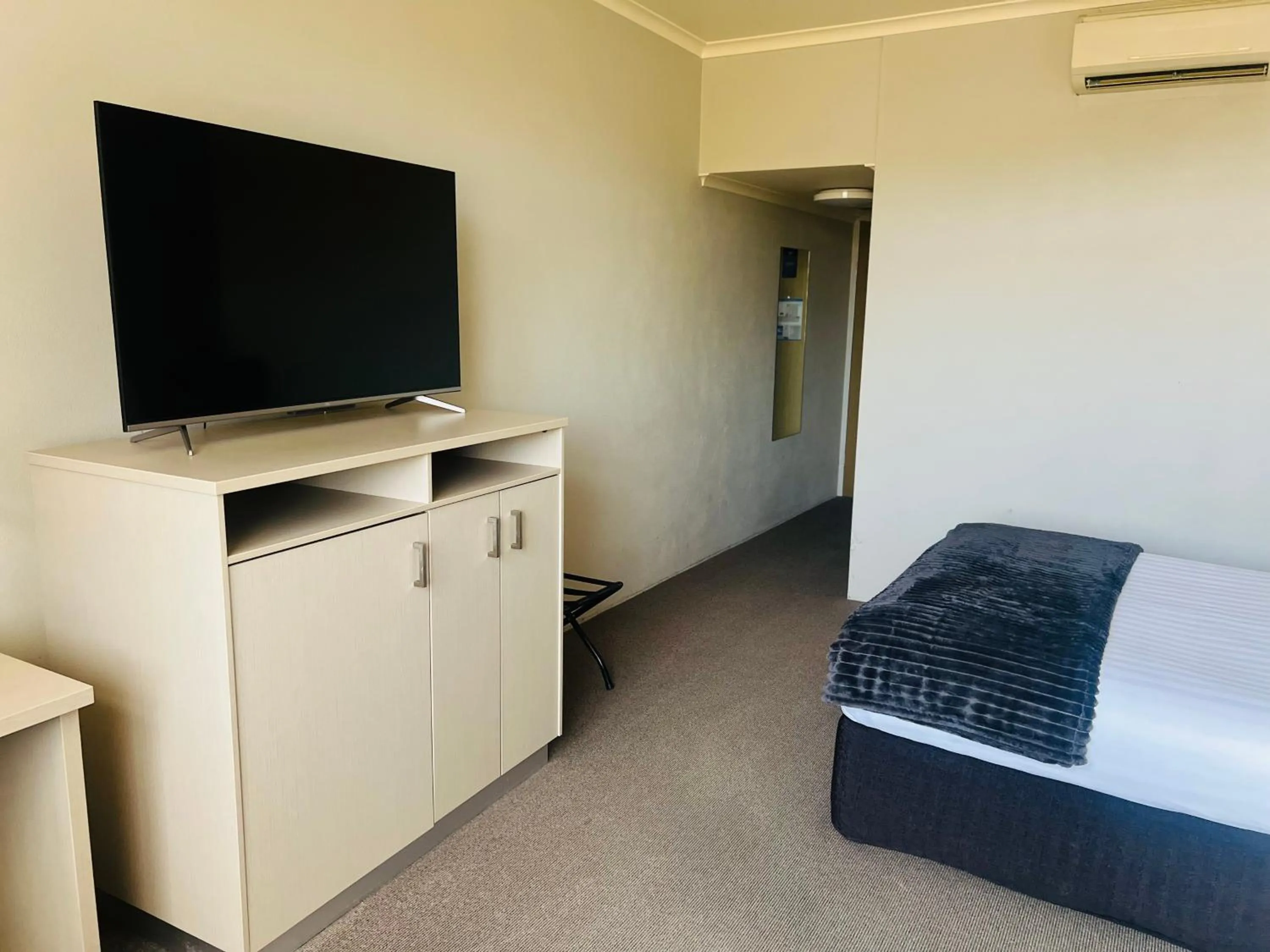 TV and multimedia, Bed in Pavilion Hotel Wagga Wagga