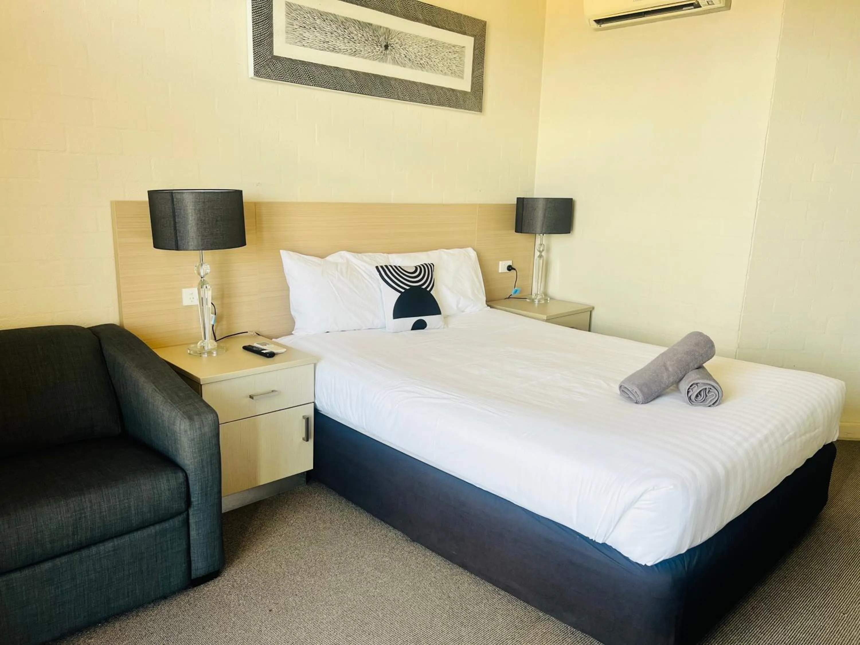 Bed in Pavilion Hotel Wagga Wagga