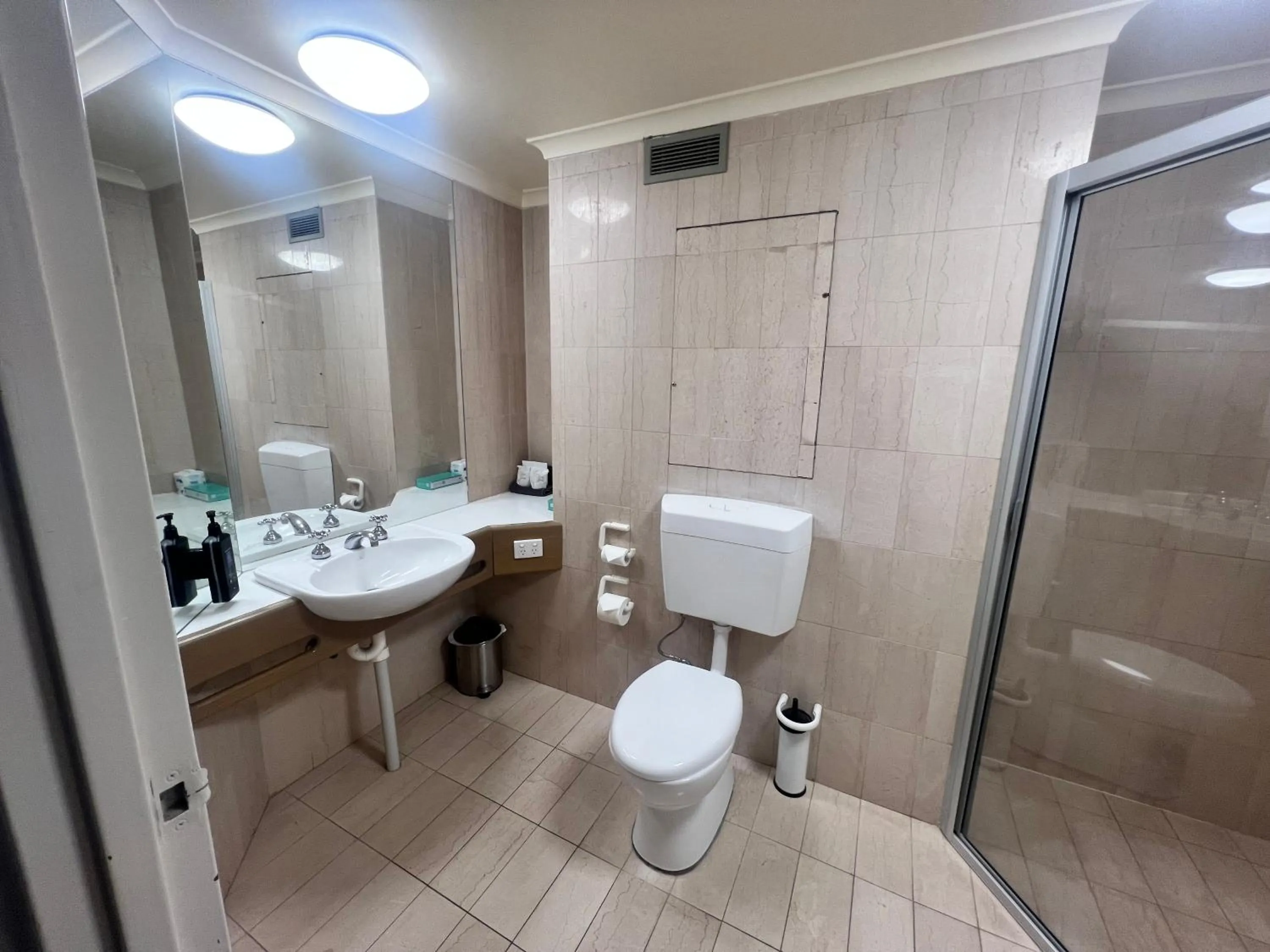 Toilet in Pavilion Hotel Wagga Wagga