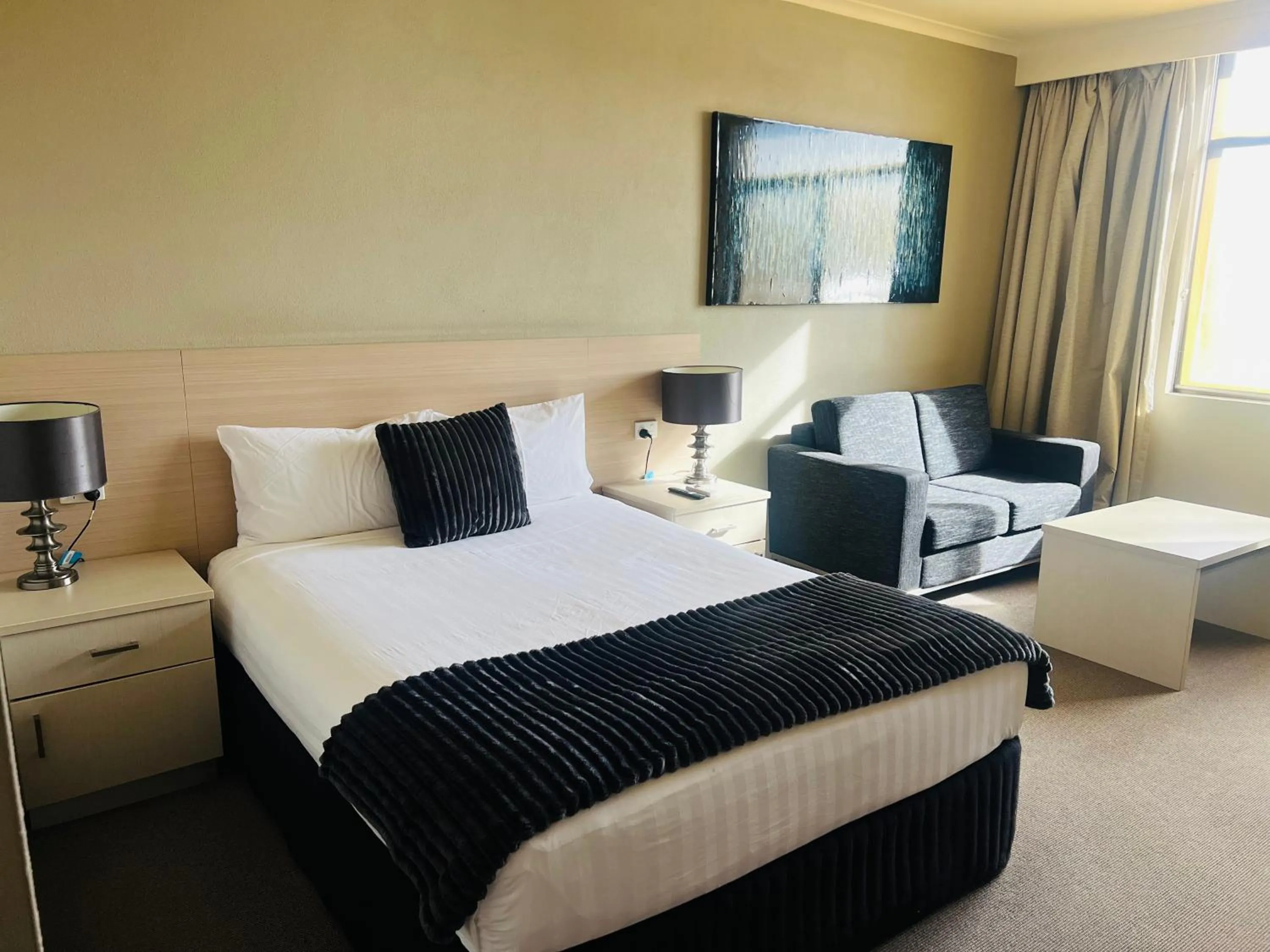 Bed in Pavilion Hotel Wagga Wagga