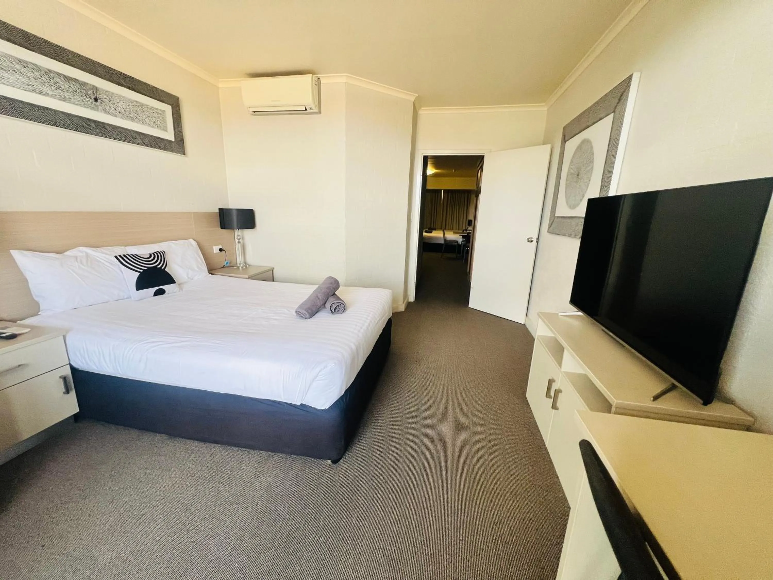 TV and multimedia, Bed in Pavilion Hotel Wagga Wagga