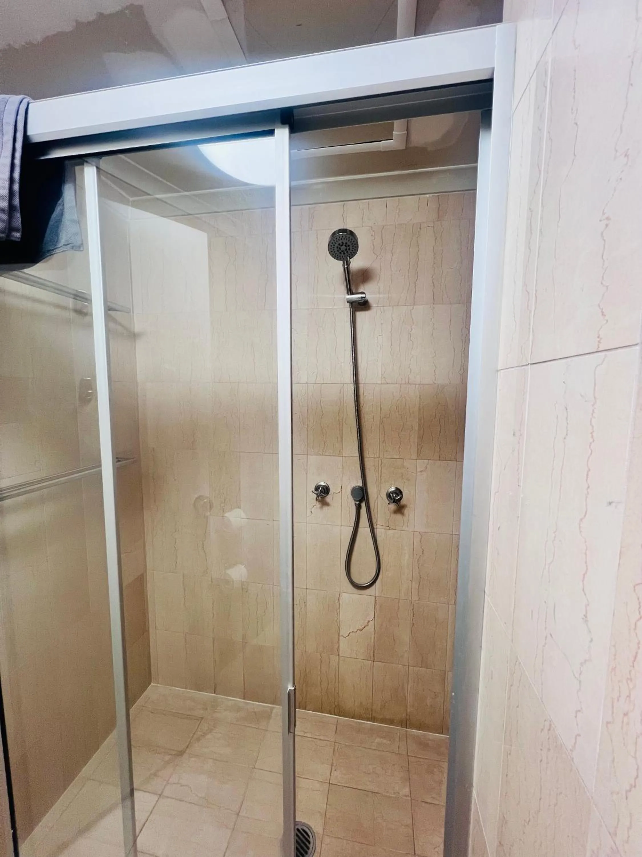 Shower in Pavilion Hotel Wagga Wagga