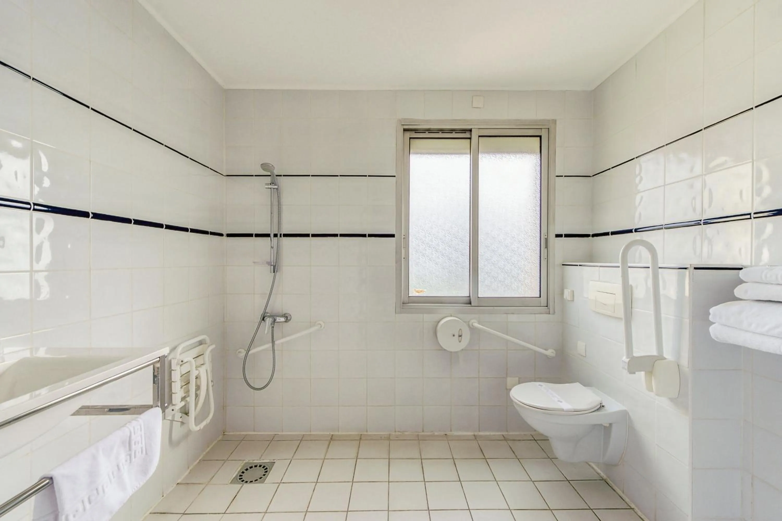 Shower in Brit Hotel Confort Castres