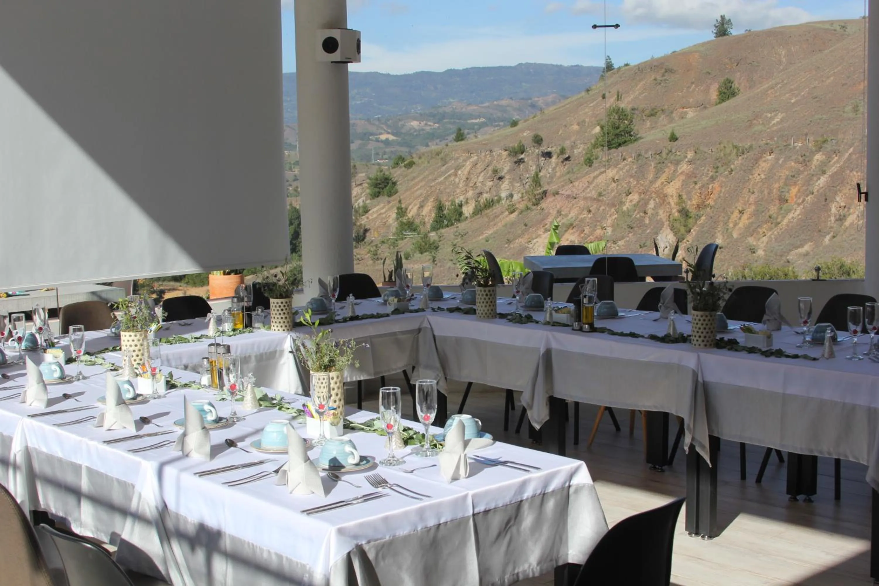 Restaurant/places to eat in Hotel Alma