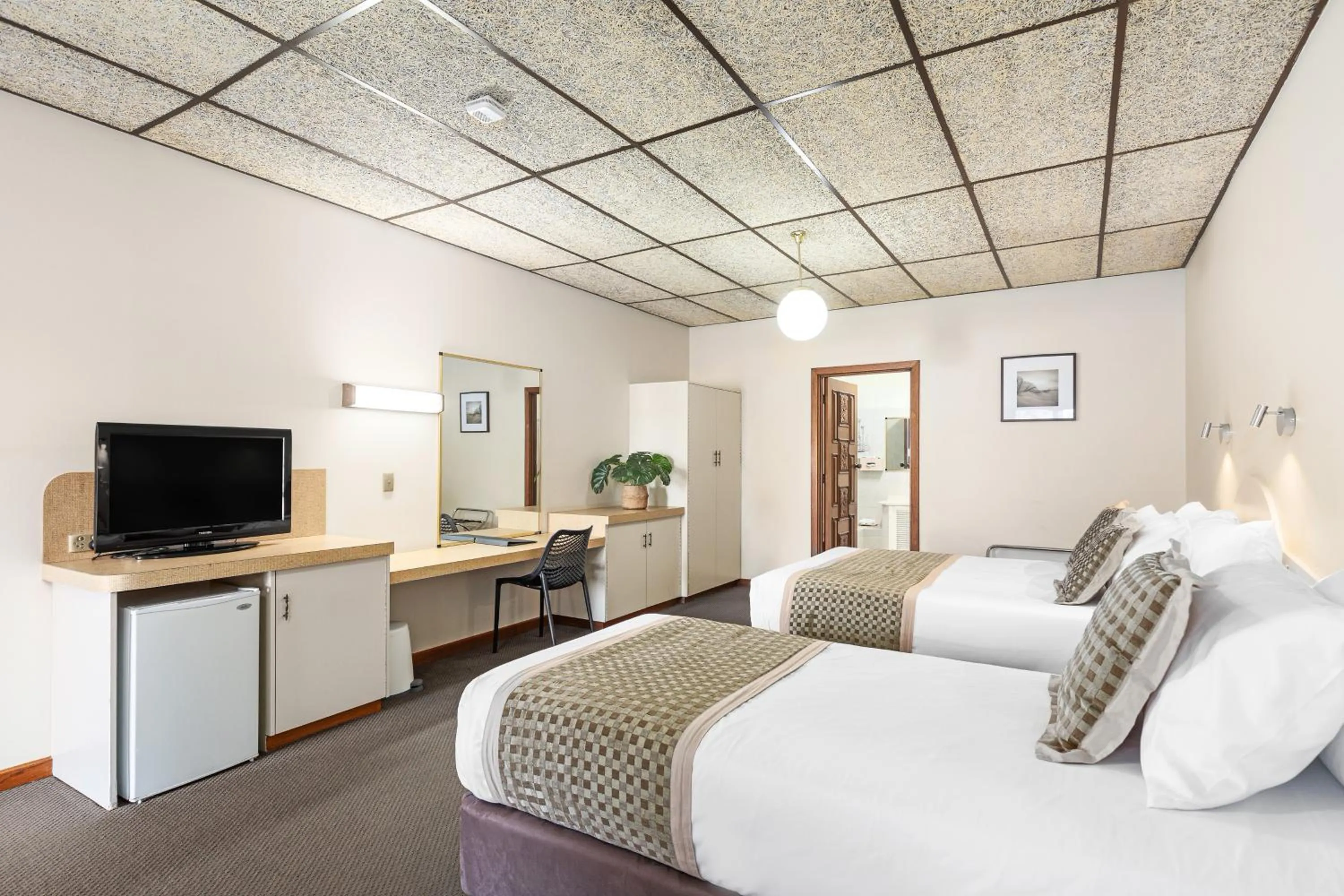 Photo of the whole room, Bed in Presidential Motel