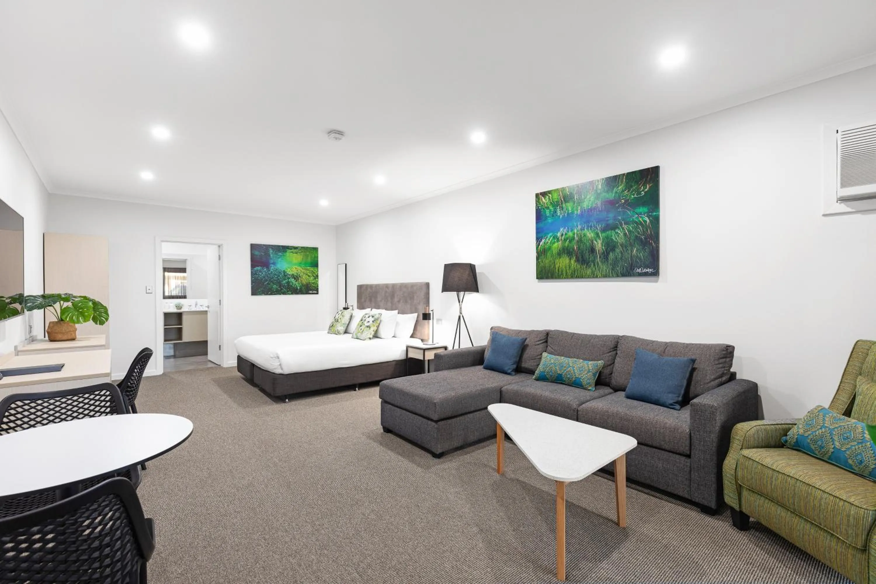 Photo of the whole room in Presidential Motel