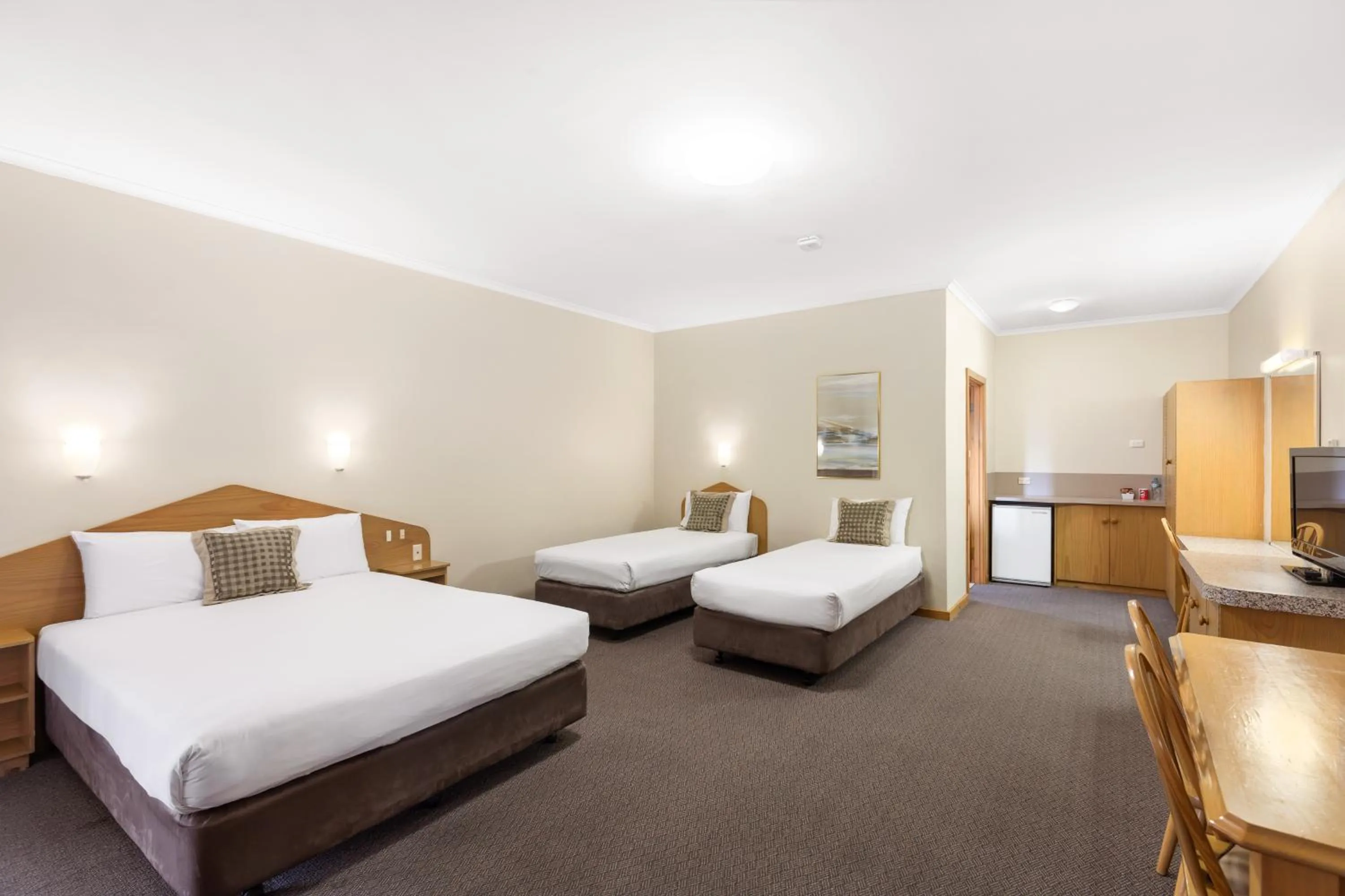 Photo of the whole room, Bed in Presidential Motel