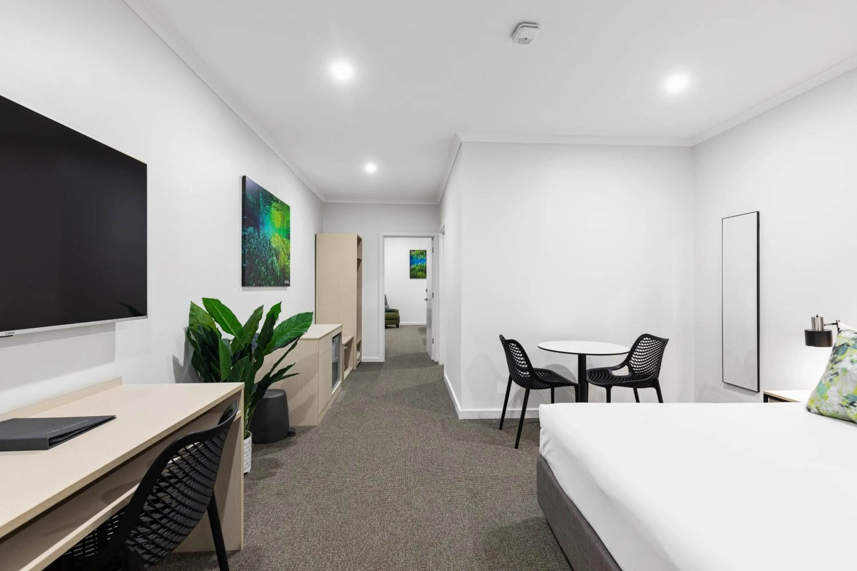 Photo of the whole room, Bed in Presidential Motel