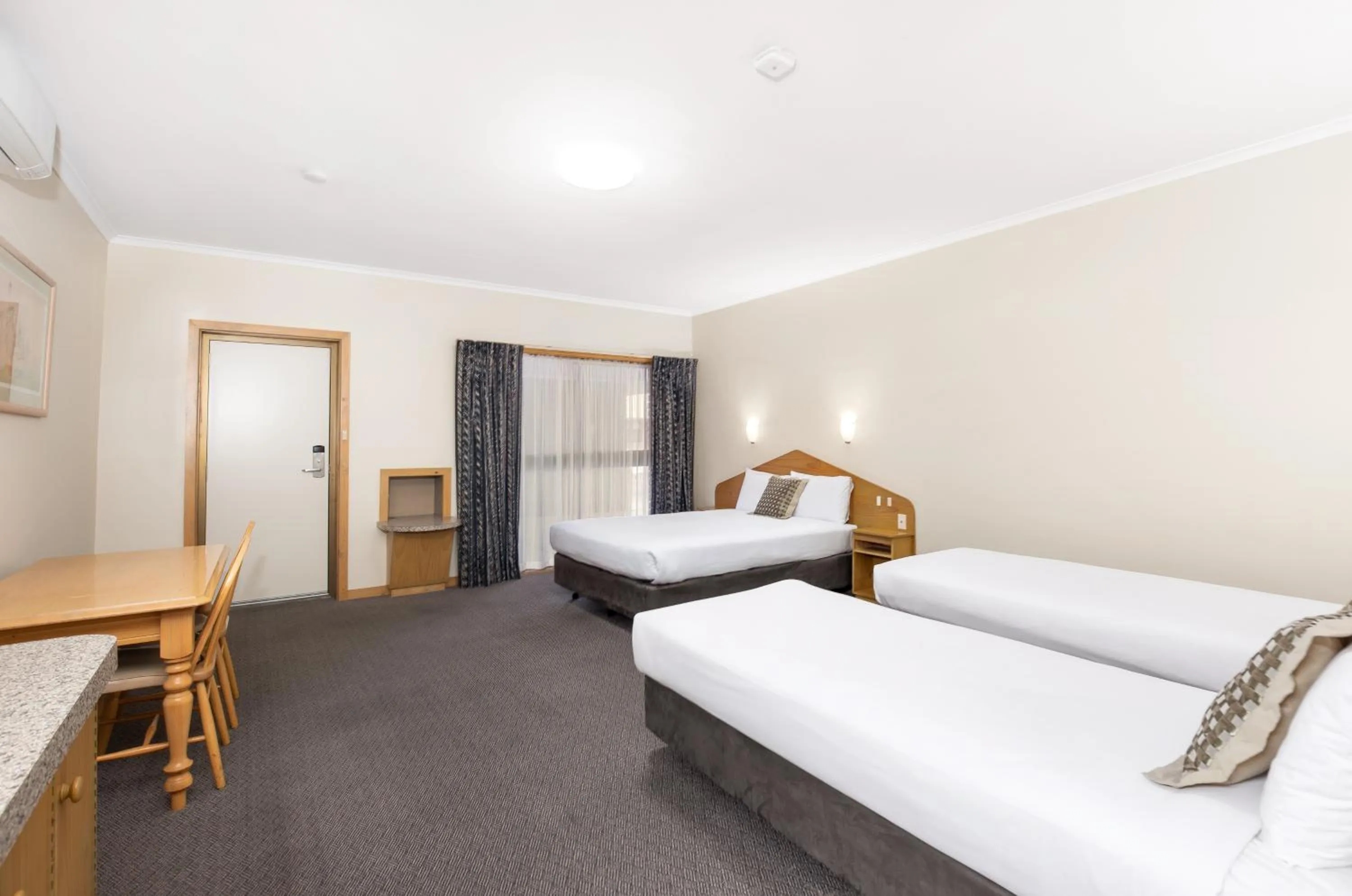 Photo of the whole room, Bed in Presidential Motel