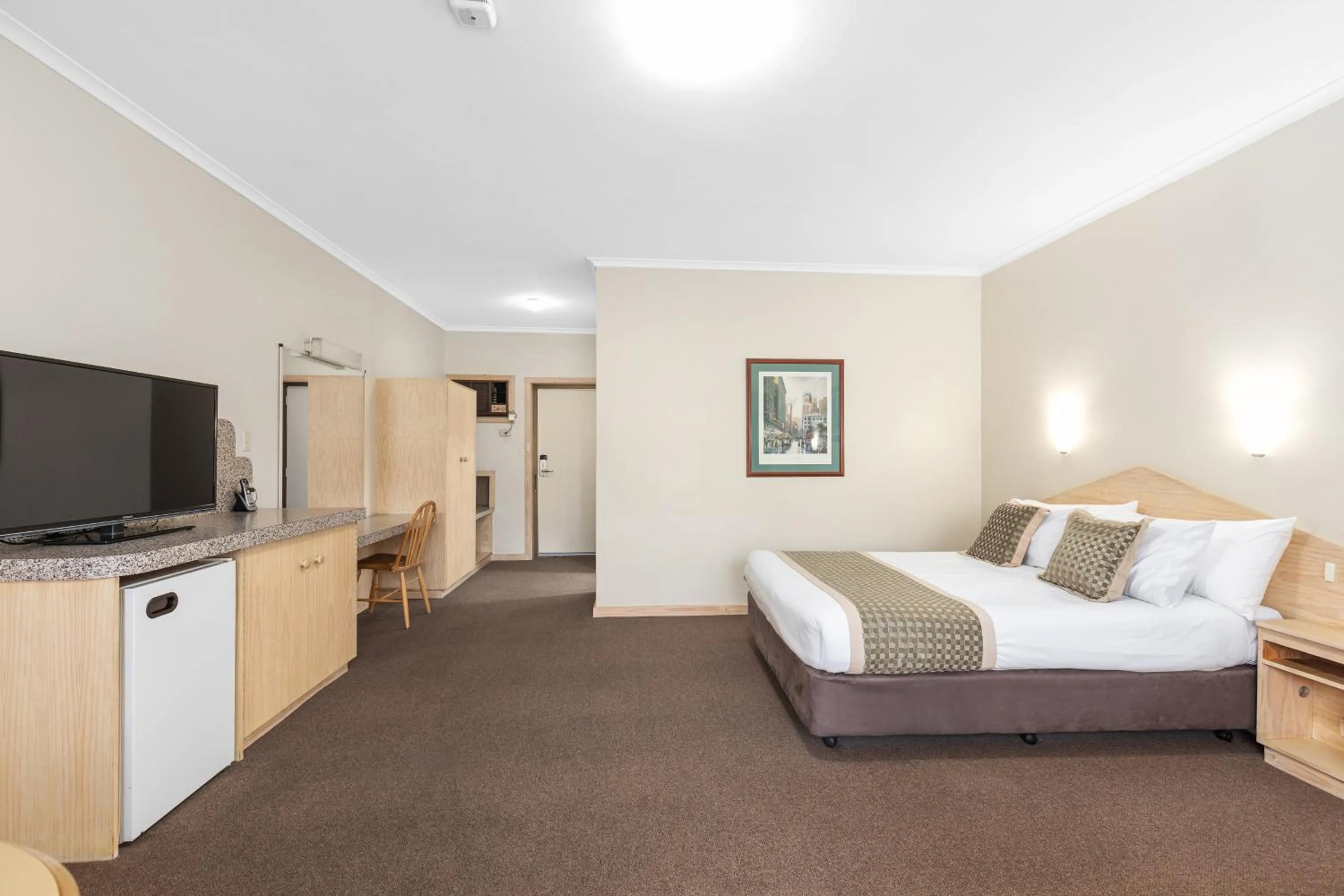 Photo of the whole room, Bed in Presidential Motel