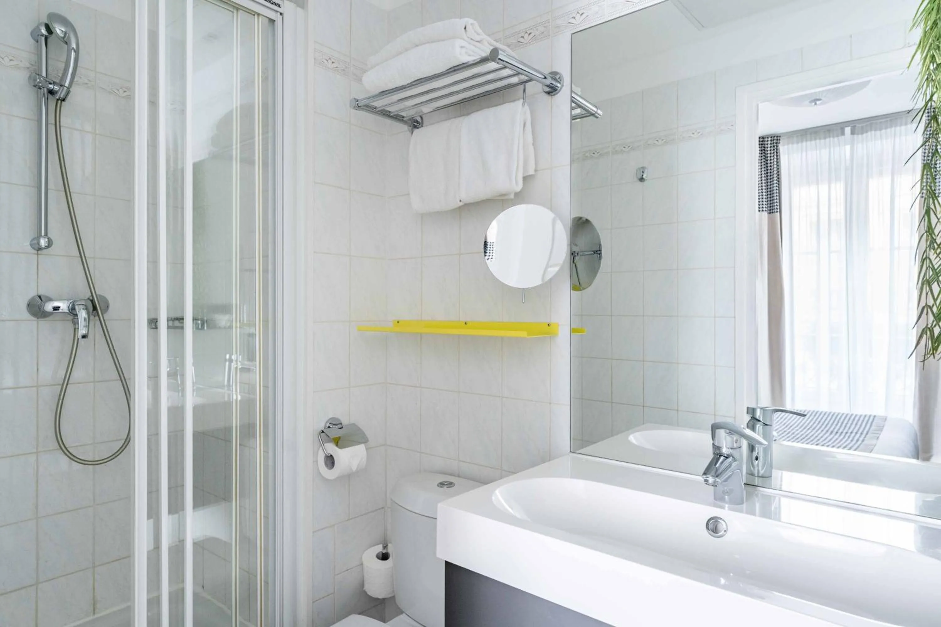 Bathroom in Hotel George - Astotel