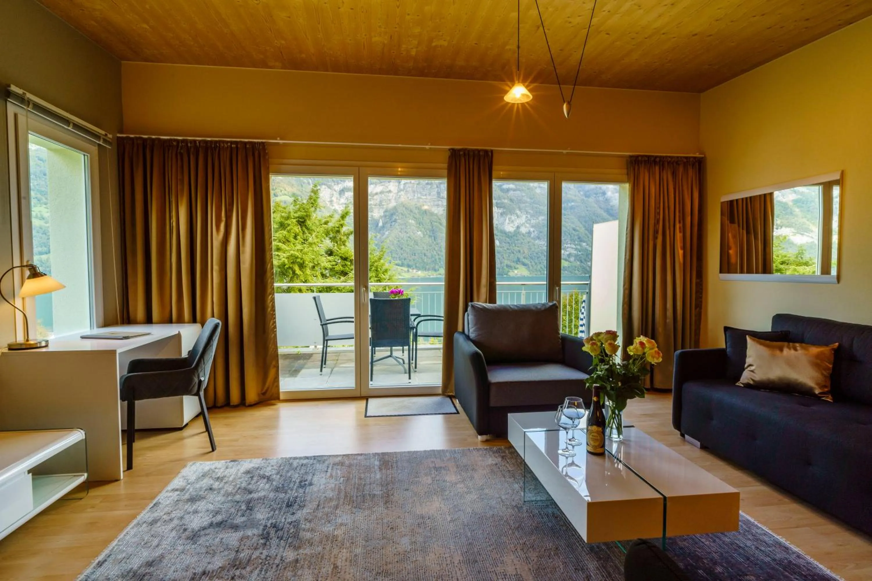 Balcony/Terrace, Bed in Seeblick SMART Hotel Rössli